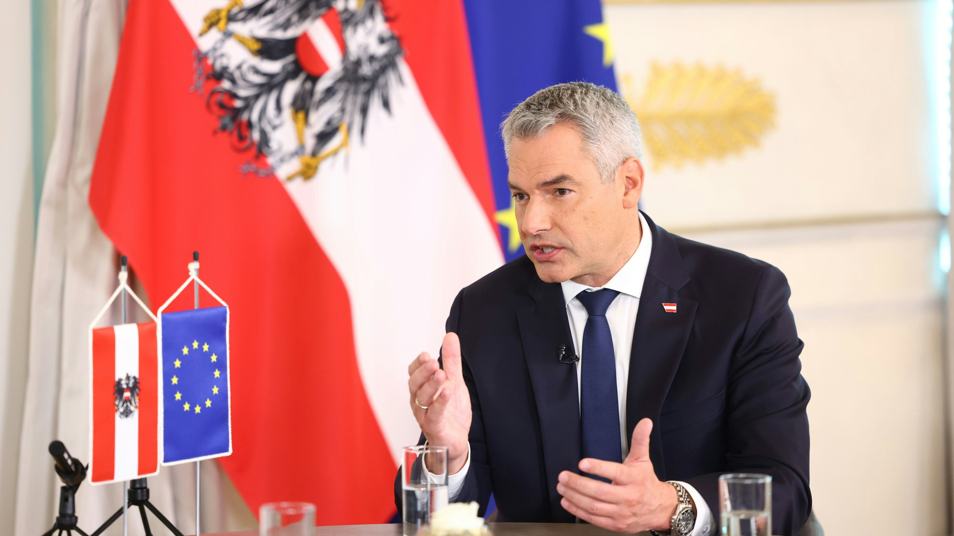 Karl Nehammer (VP) im "Heute"-Interview im Kongresssaal des Kanzerlamts.