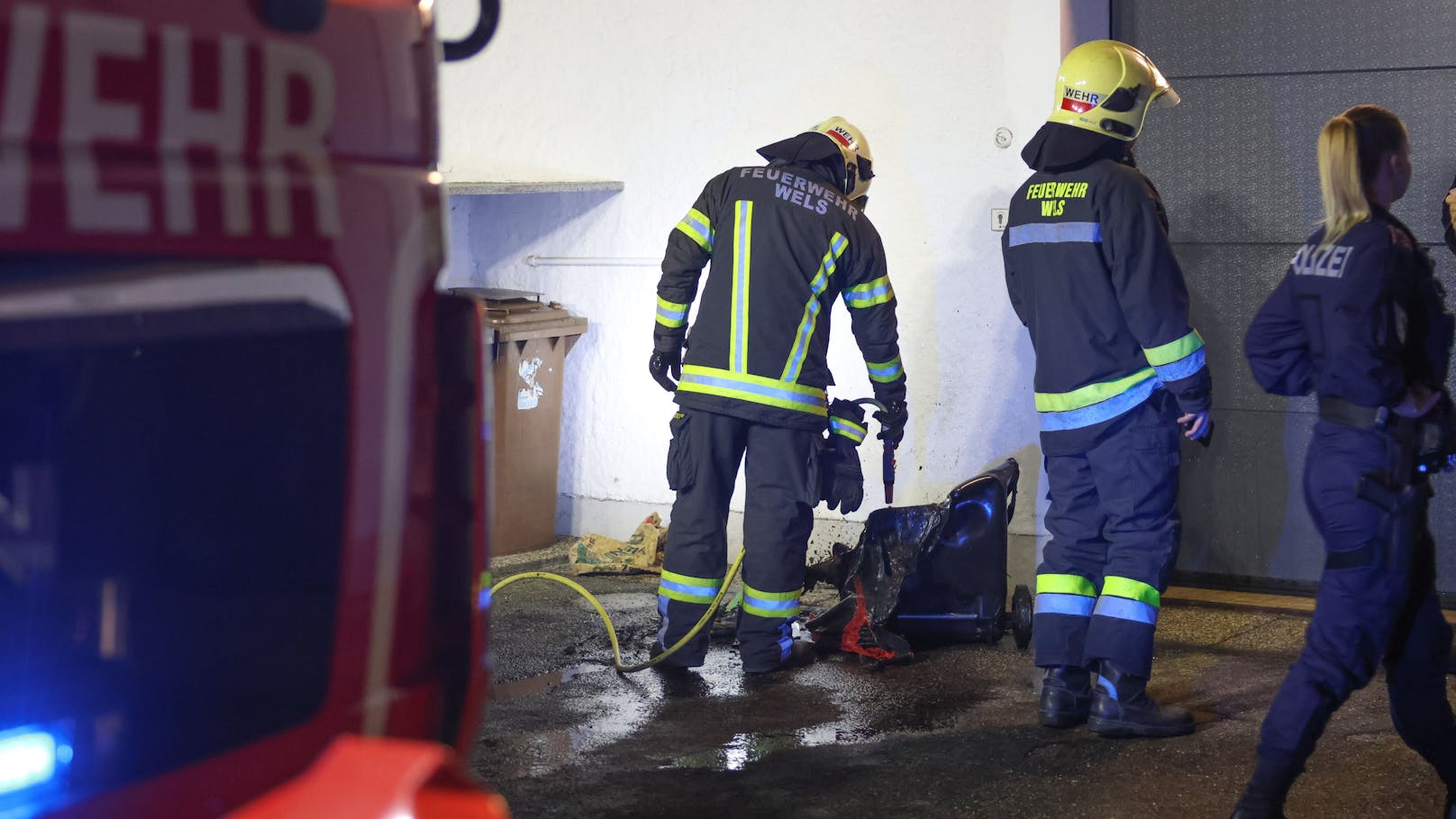 Ein Brand einer Altpapiertonne hat in der Nacht auf Mittwoch für einen Einsatz der Feuerwehr in Wels-Lichtenegg gesorgt.