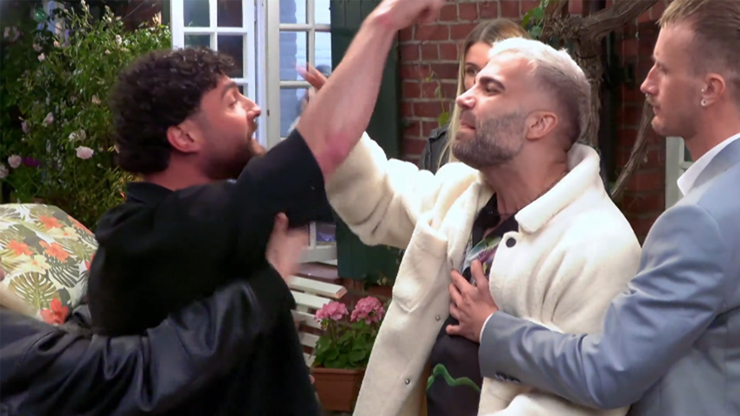 Umut (l.) stellt Rafi zur Rede, nachdem sich seine Freundin bedroht fühlt.