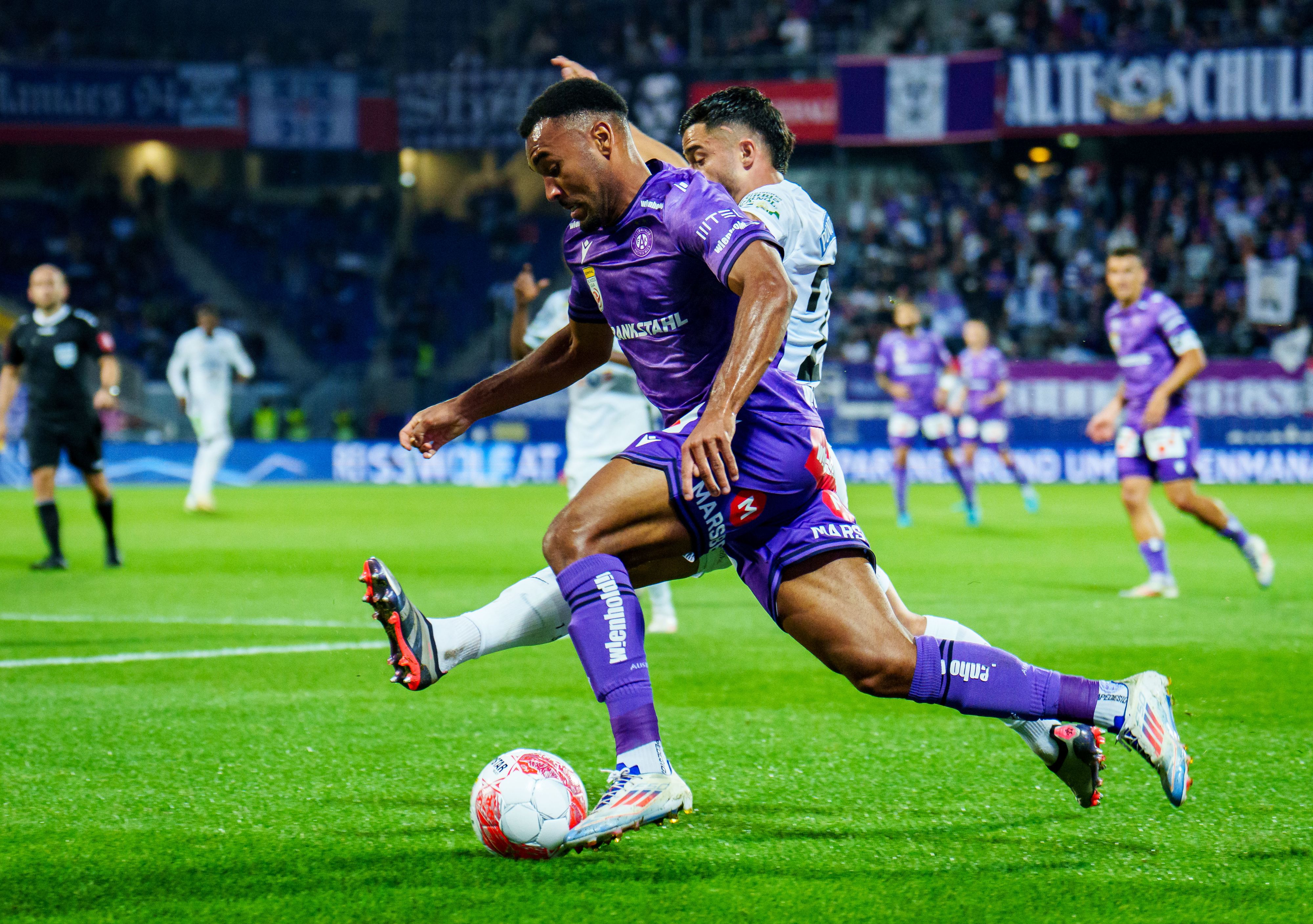 Die Wiener Austria im Duell mit Sturm Graz.