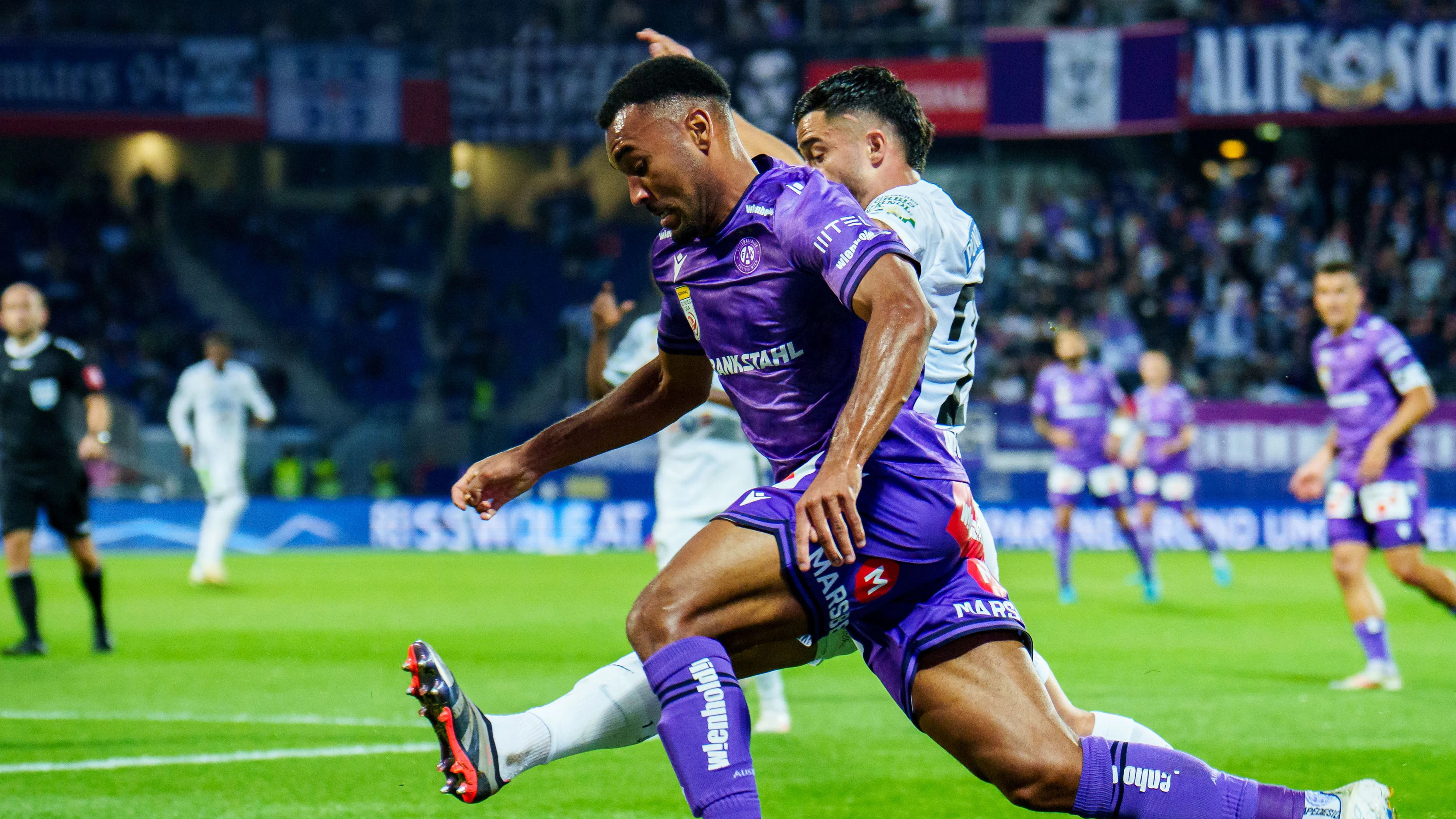 Die Wiener Austria im Duell mit Sturm Graz.