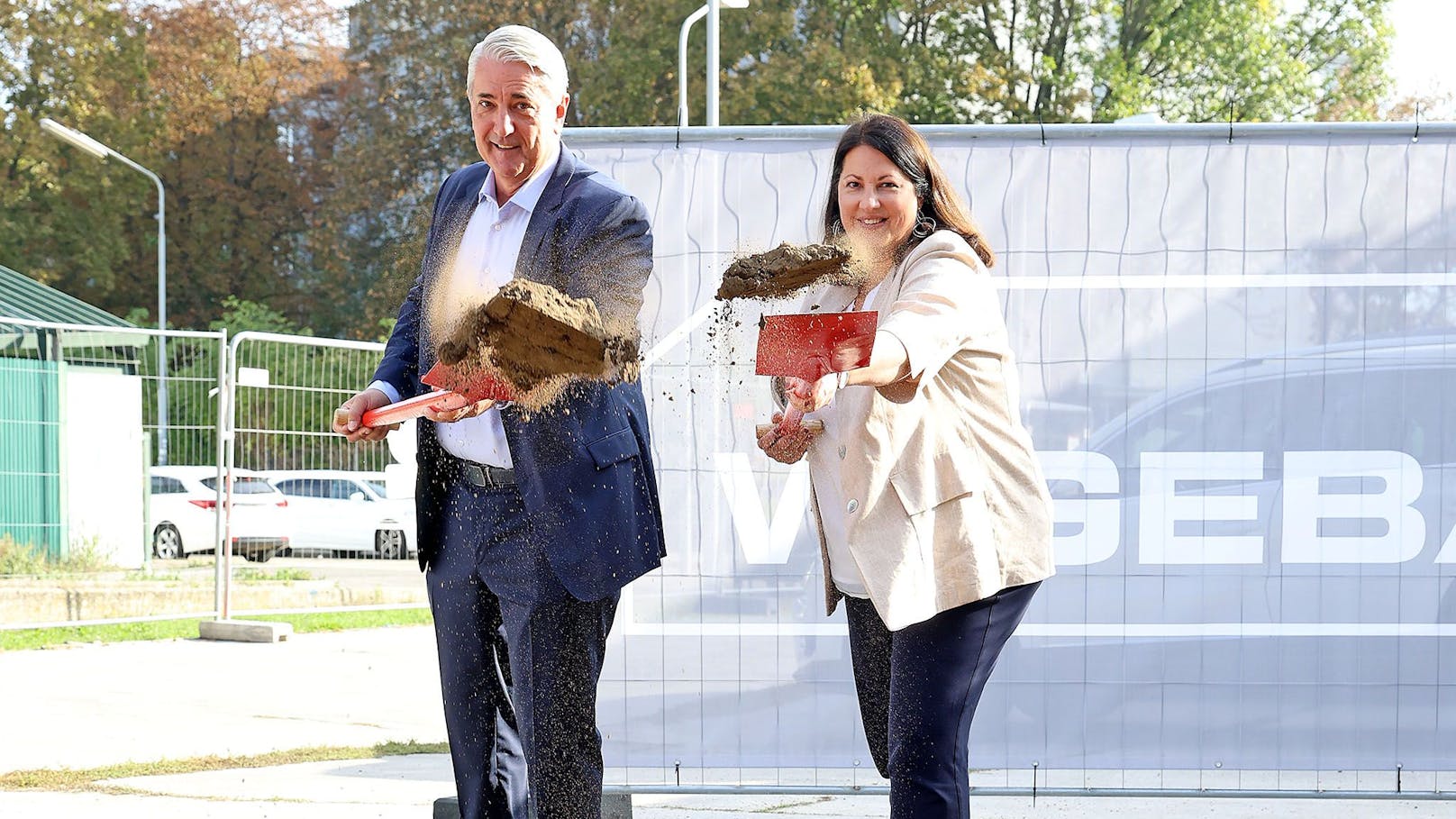 Wohnbau-Stadträtin Kathrin Gaál mit dem Donaustädter Bezirksvorsteher Ernst Nevivry (beide SPÖ) beim Spatenstich