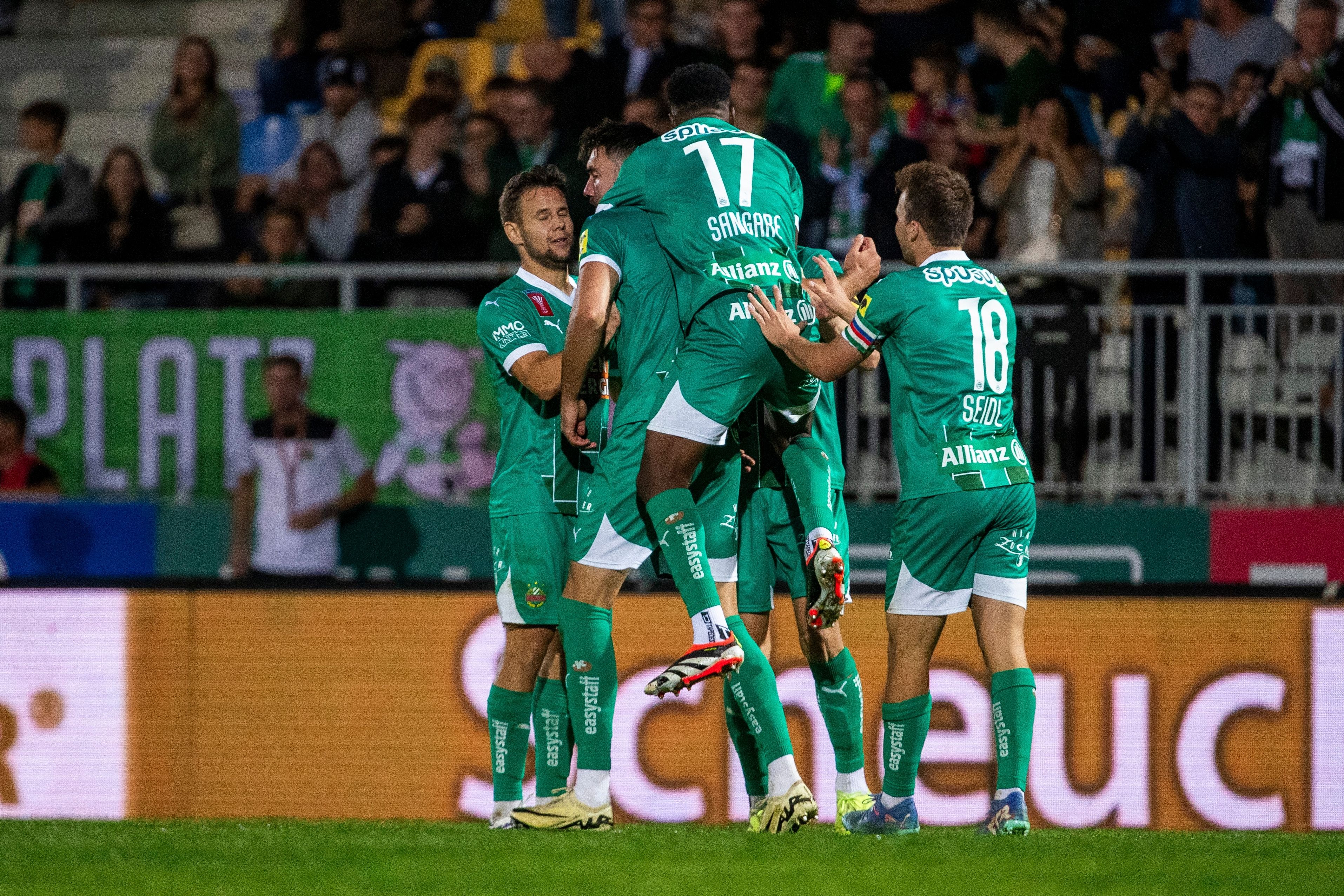 Rapid bejubelt den Cup-Erfolg bei Regionalligist Donaufeld. 