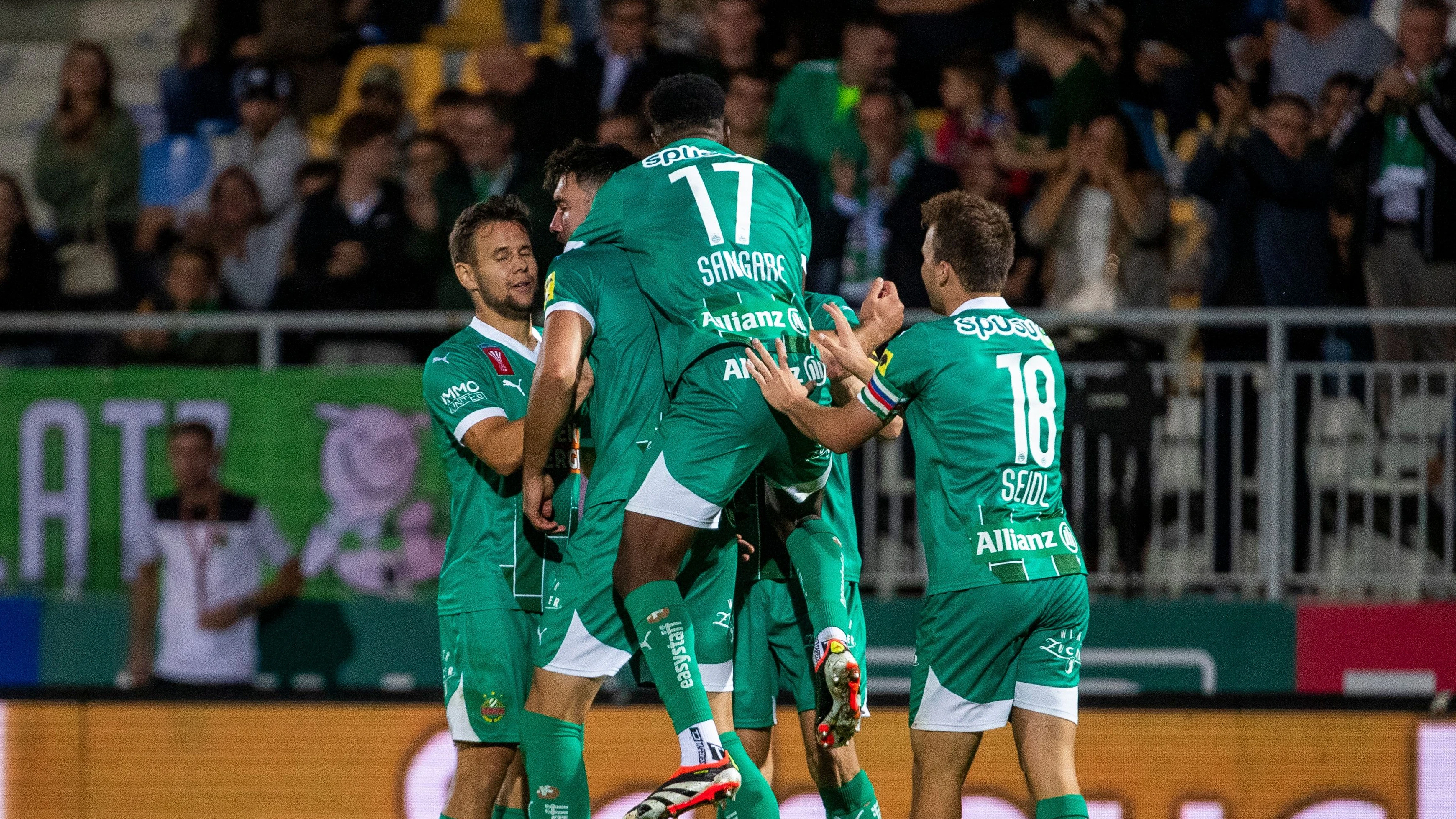 Rapid bejubelt den Cup-Erfolg bei Regionalligist Donaufeld. 