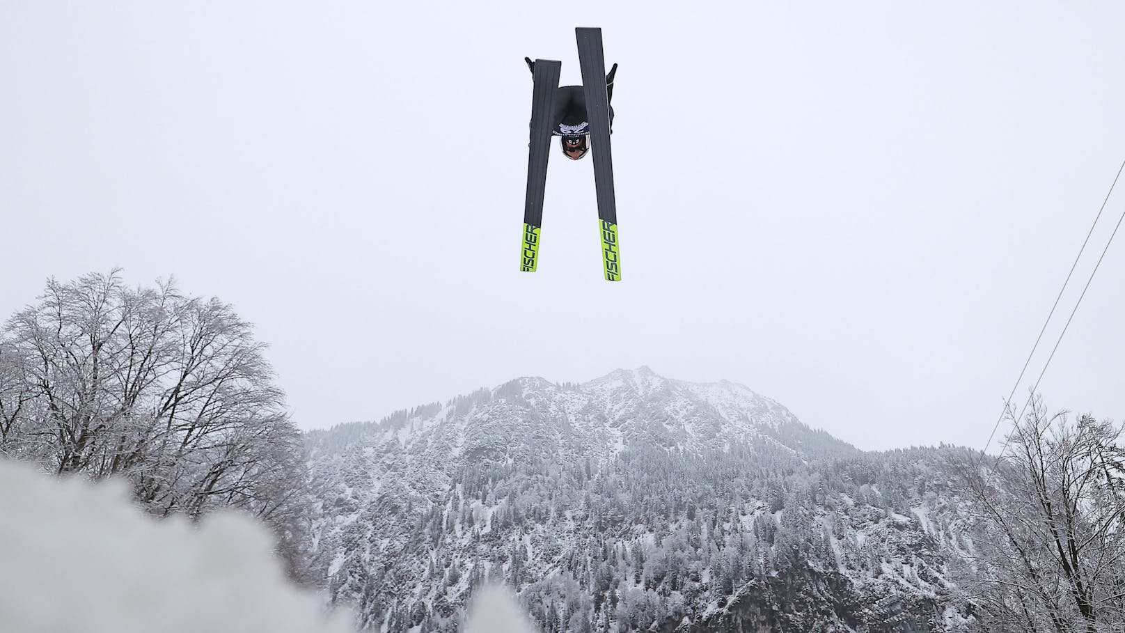 Skisprung-Superstar bei Trainingssturz schwer verletzt