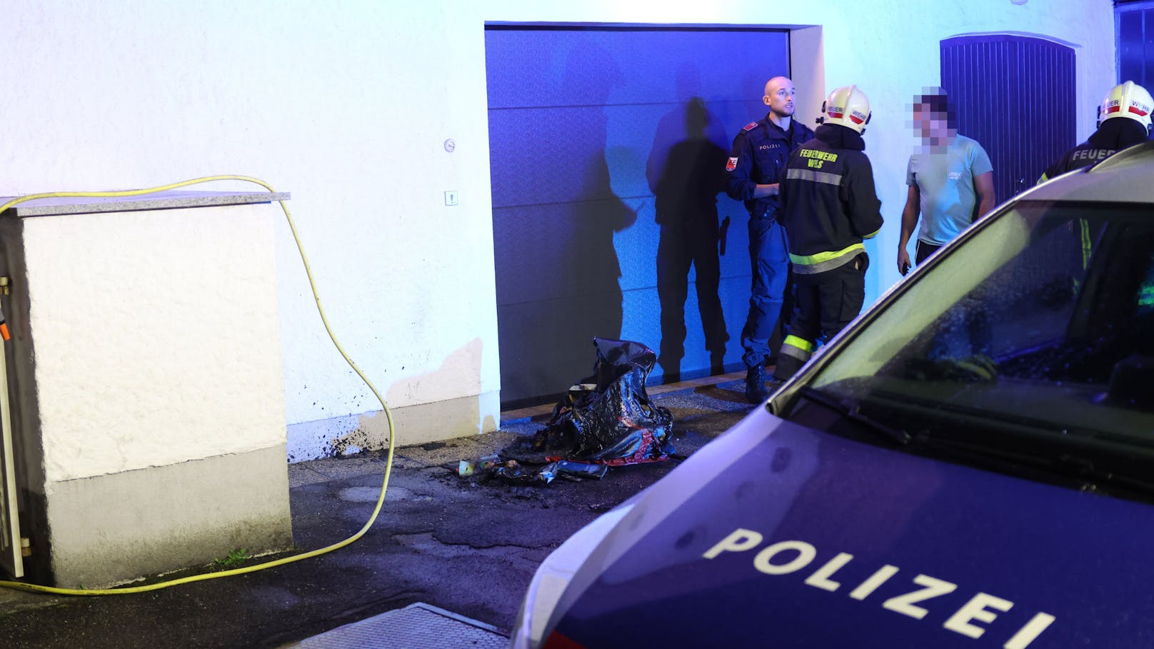 Ein Brand einer Altpapiertonne hat in der Nacht auf Mittwoch für einen Einsatz der Feuerwehr in Wels-Lichtenegg gesorgt.