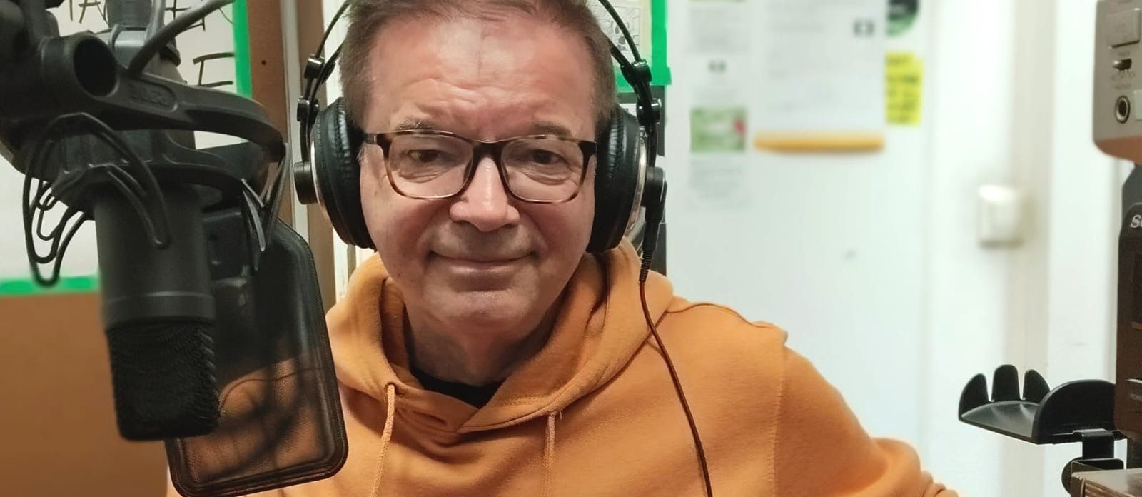 DJ Anschober im Hoodie bei der Podcast-Aufnahme im Radiosender Orange 94.0