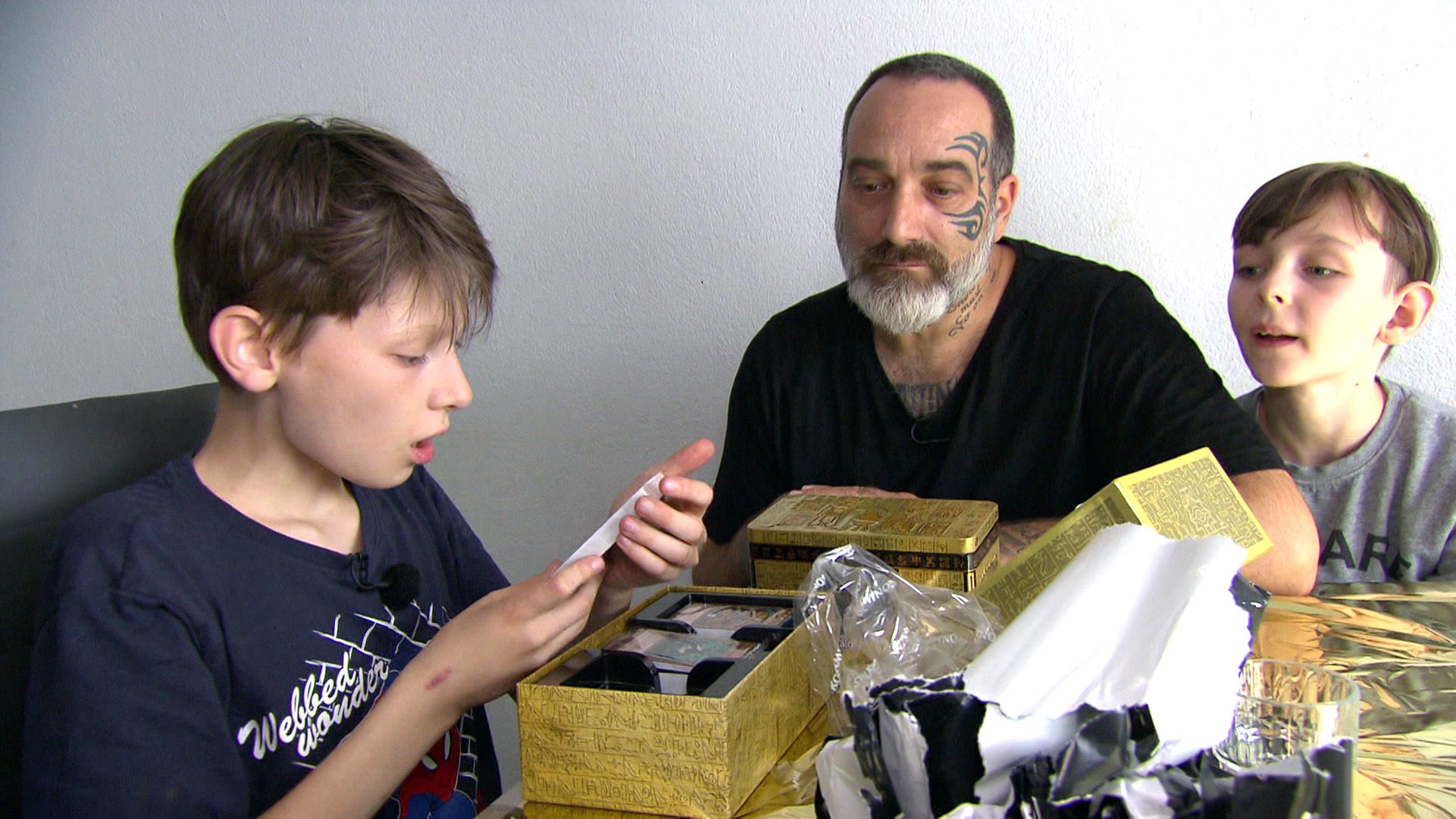 Lukas (12, links) freut sich über seine Geburtstagsgeschenke, die es trotz Geldnot gibt.