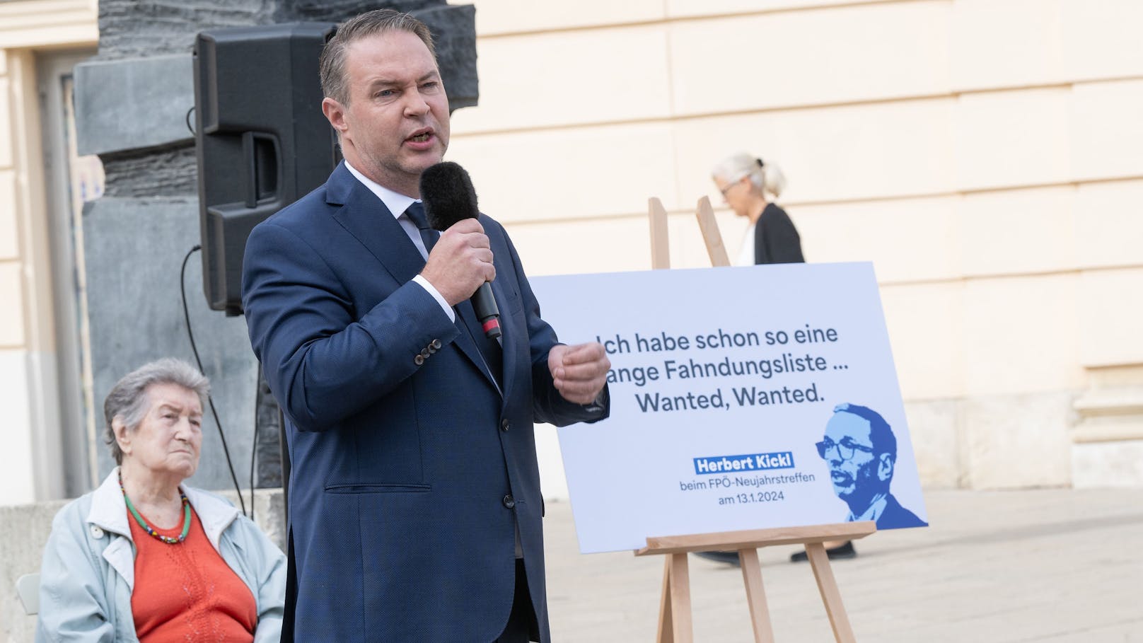 Plotnarek und Babler bei der Pressekonferenz am Platz der Menschenrechte.