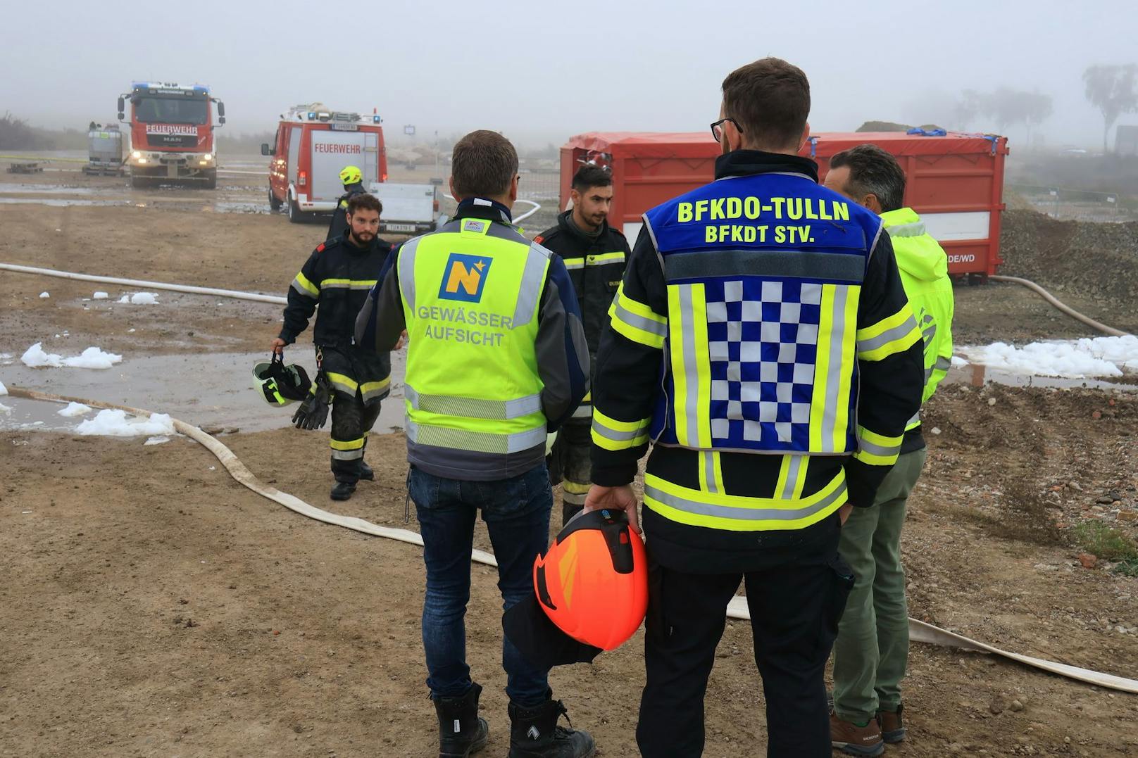 Hochwasser-Sperrmüll im Bezirk Tulln in Flammen