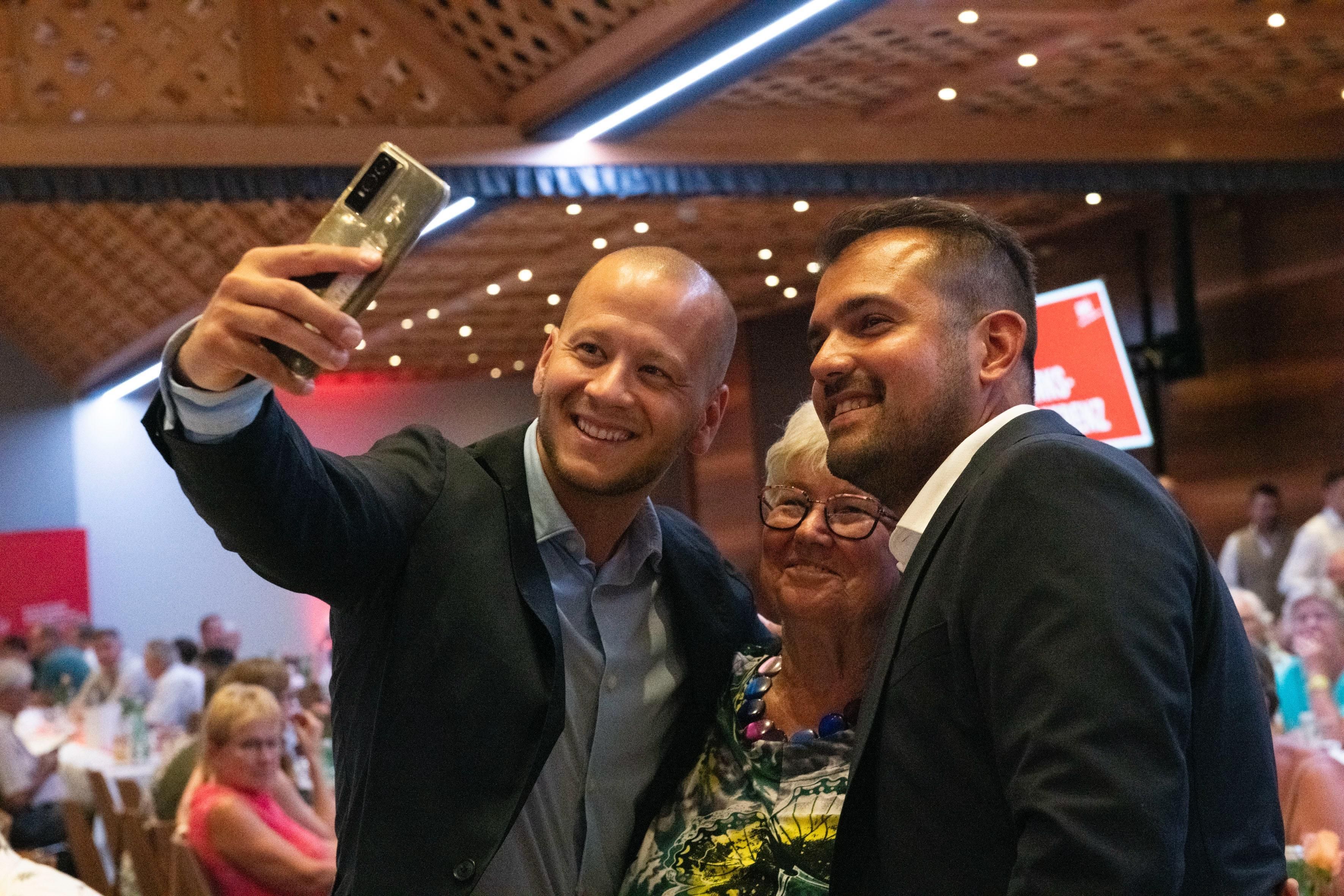 Maximilian Köllner (l.) kämpfte mit Landtagsabgeordnetem Kilian Brandstätter um Stimmen.