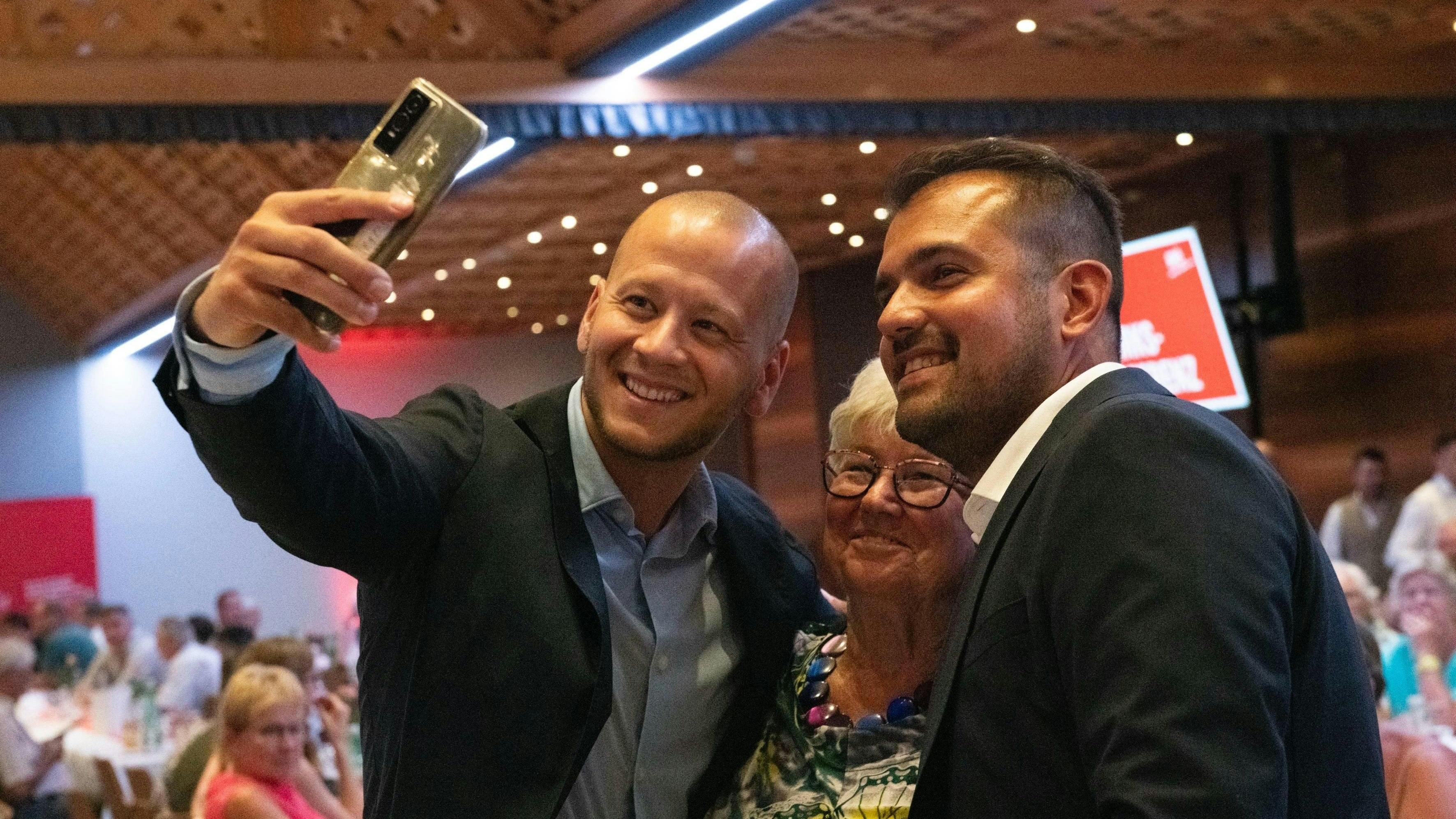 Maximilian Köllner (l.) kämpfte mit Landtagsabgeordnetem Kilian Brandstätter um Stimmen.