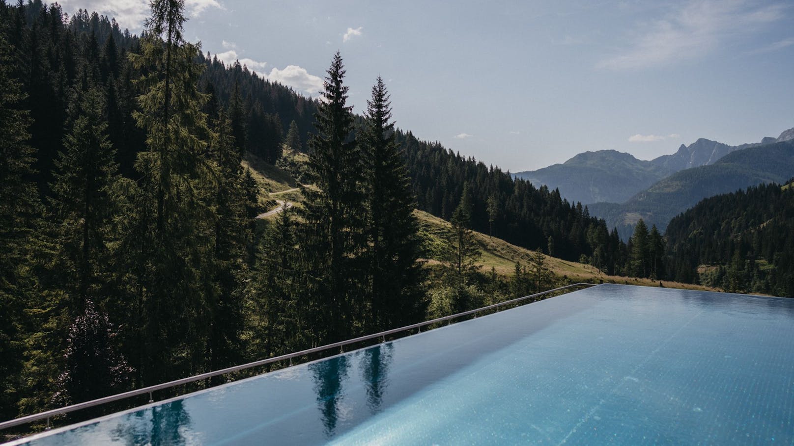 <strong>3.</strong> Das <strong>Almwellness-Resort Tuffbad in St. Lorenzen im Lesachtal (Kärnten)</strong> der Familie Oberluggauer erzielte abermals den ersten Platz im Bundesland. Der Sky Infinity Pool, die elf verschiedenen Saunen und die mit der Grünen Haube ausgezeichnete Kulinarik überzeugen.