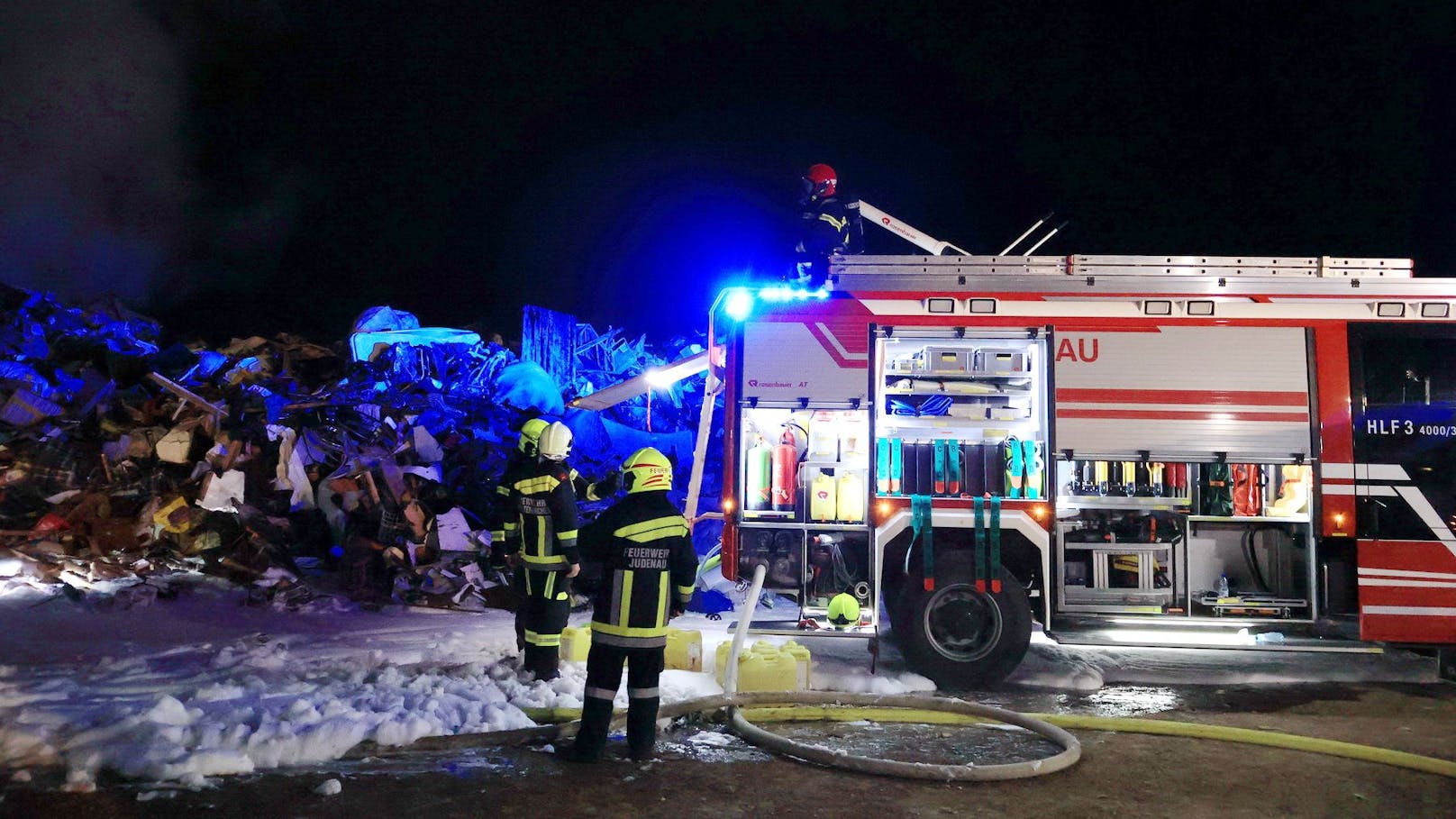 Hochwasser-Sperrmüll im Bezirk Tulln in Flammen