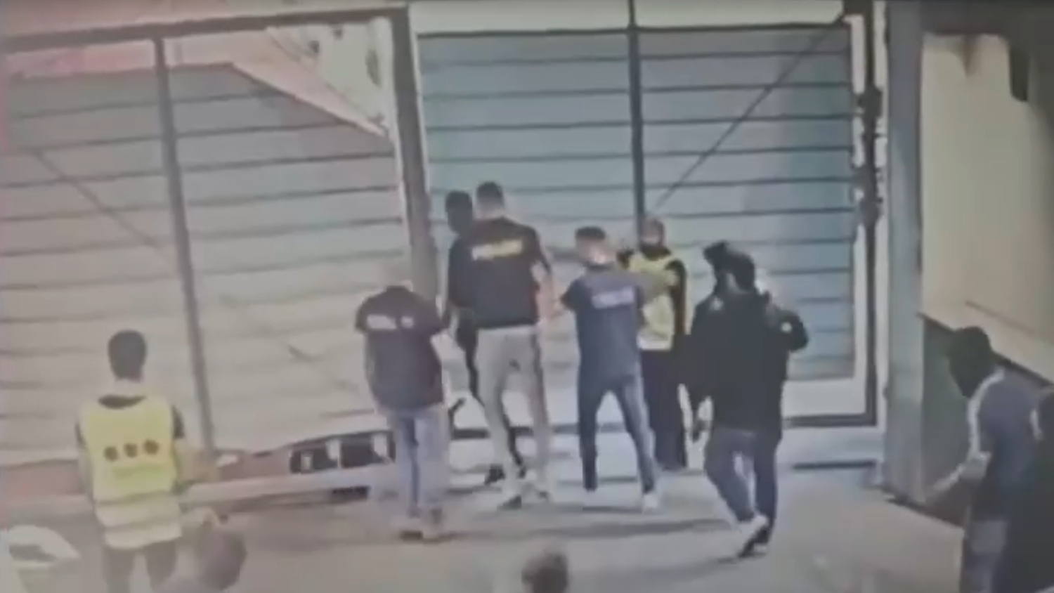 Hier werden szenekundige Beamte von der Security durch das zuvor versperrte Tor gelassen.