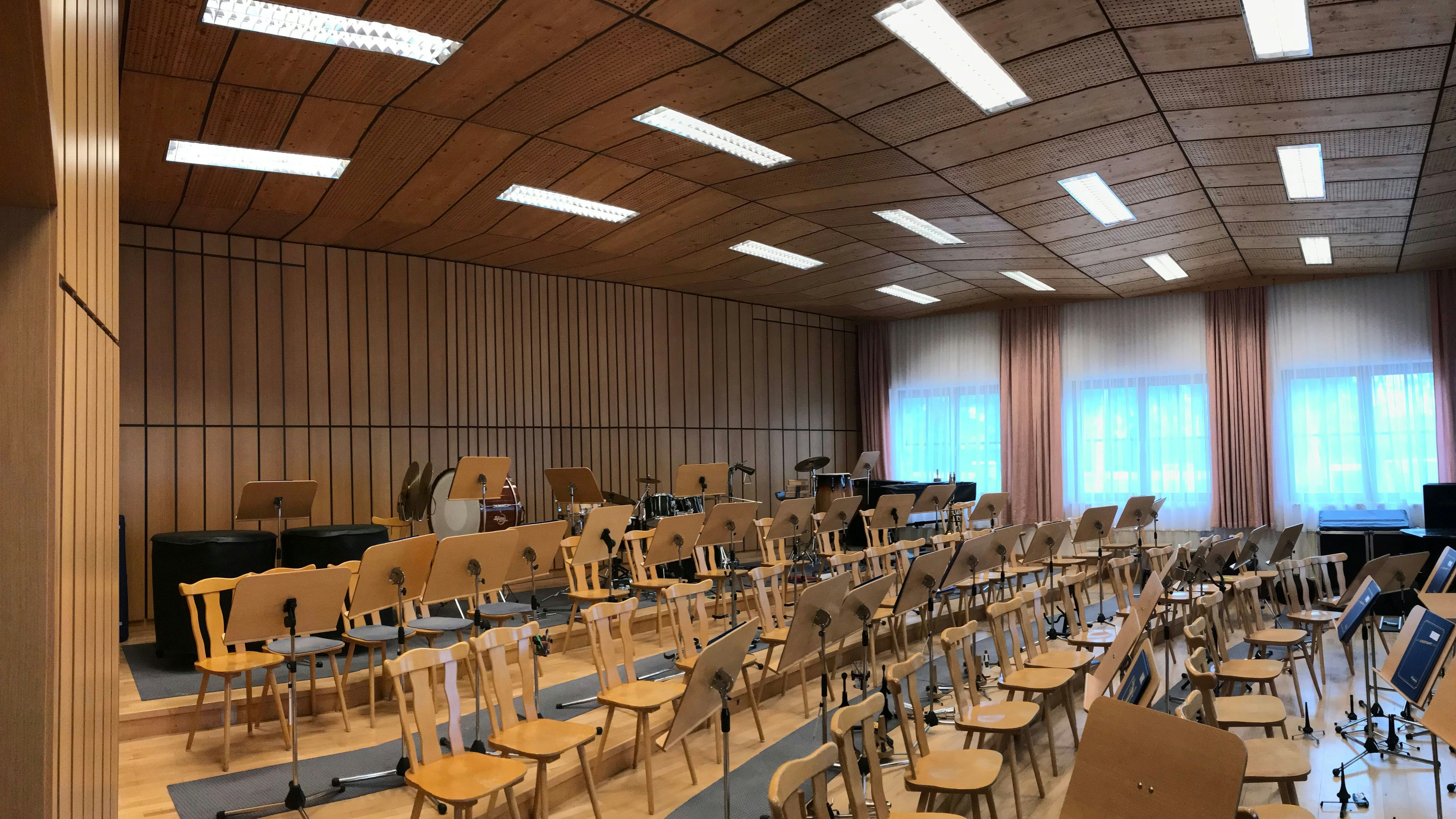 Moderne LED-Beleuchtung für den Proberaum der Musikkapelle Brand.