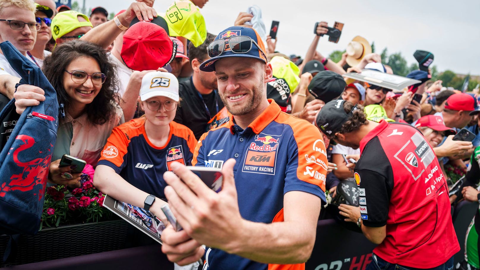 Grandiose Stimmung kam heuer insbesondere bei der Premiere des "MopedGP von Österreich" sowie bei der erstmals mitten unter den Fans in der MotoGP Bike City zelebrierten Sprint-Siegerehrung auf.