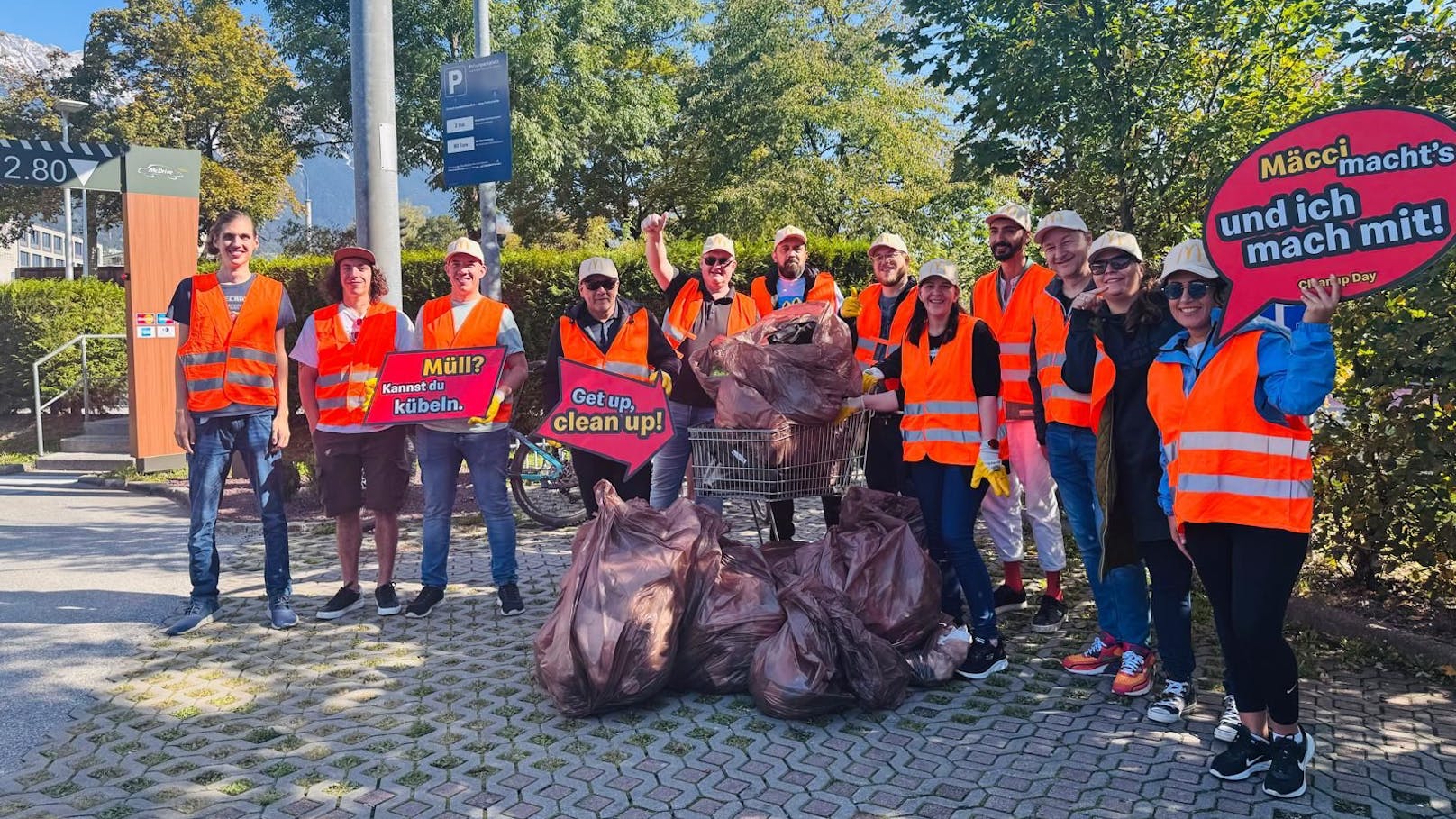 Volles Engagement beim Cleanup Day in Tirol: In Innsbrucksammelte Franchisenehmer Markus Bock gemeinsam mitGästen und Interessierten über 69 Kilogramm Müll. 