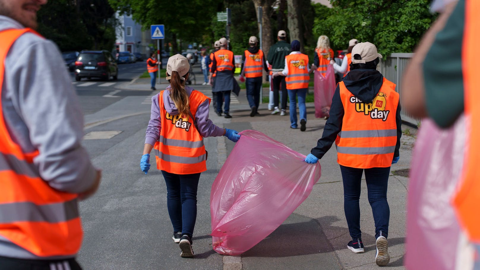 Dabei zogen Franchisenehmer und ihre Teams österreichweit gemeinsam mit engagierten Gästen aus der Region los, um weggeworfene Abfälle von Parkplätzen, Straßenrändern und Wiesen zu sammeln.