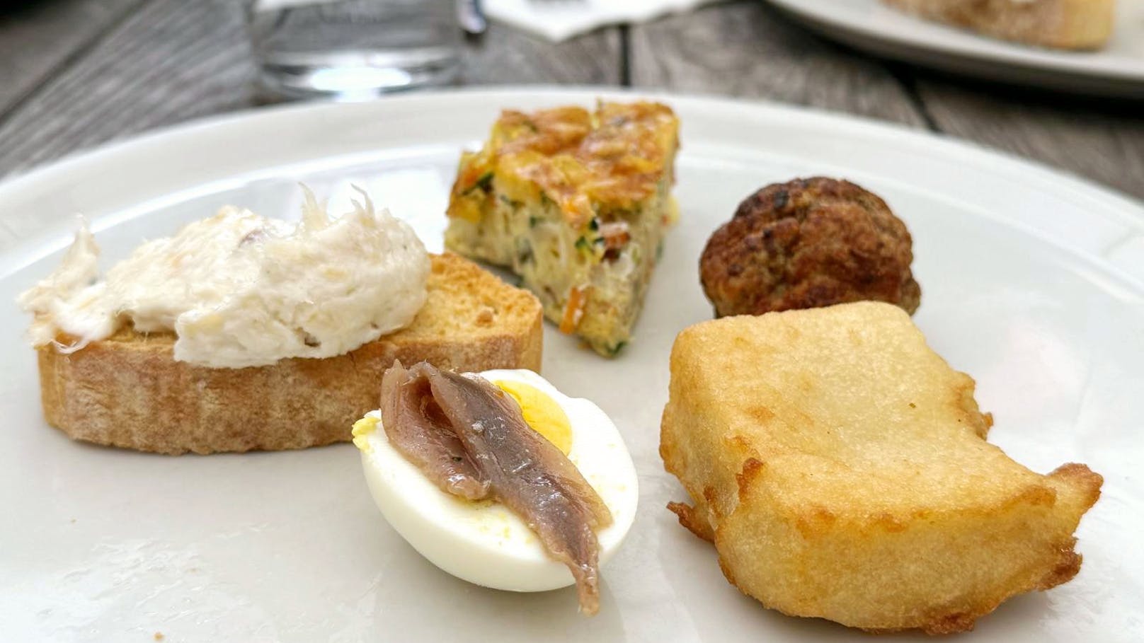 Die kleinen Häppchen werden Ciccheti genannt. Auf einem typischen Ciccheti-Teller findet man Baccalà mantecato (Brötchen mit Stockfischaufstrich), Mezze uova con acciuga (halbe Eier mit Sardellen), Mozzarella in Carrozza (panierter gebackener Mozzarella), Polpette (Bällchen, entweder aus Fleisch oder Thunfisch) und Verdure Fritte (frittiertes Gemüse).