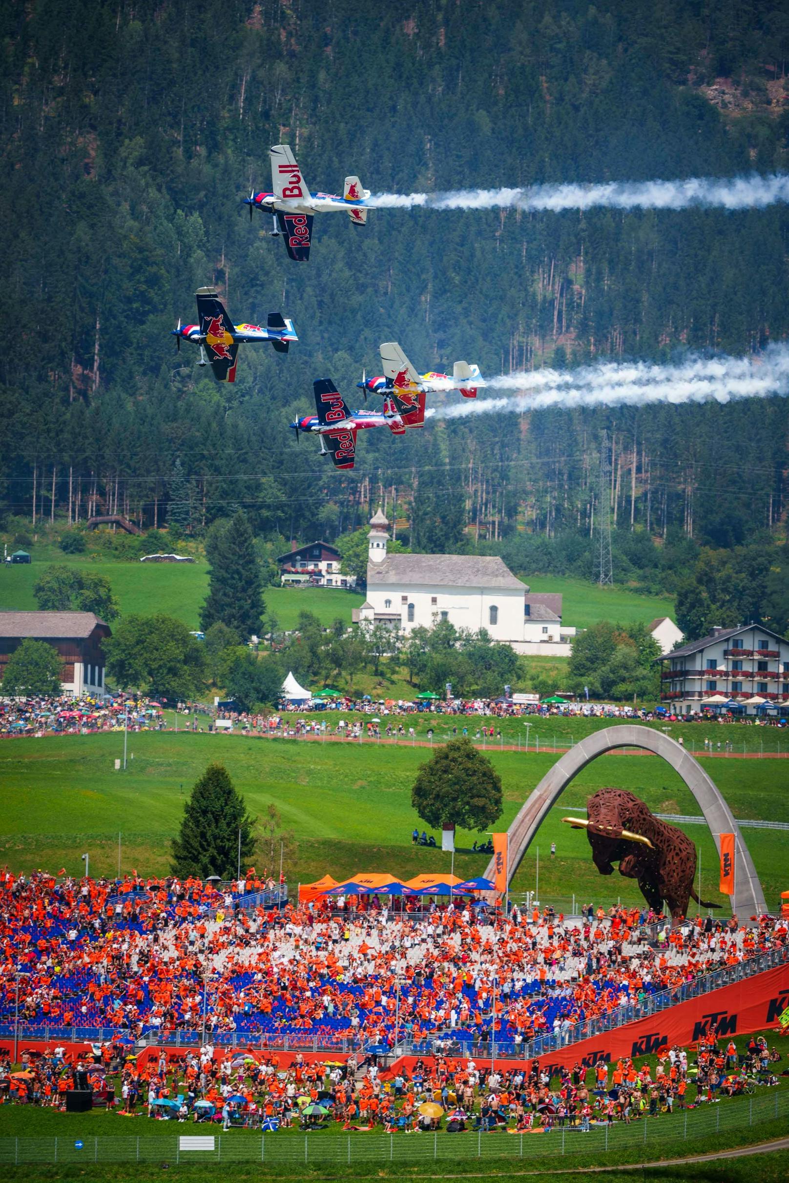 Das beste Entertainment mit Side Events, Konzerten, Autogramm-Sessions, Stunt Shows und Air Displays gibt es nur am Spielberg!