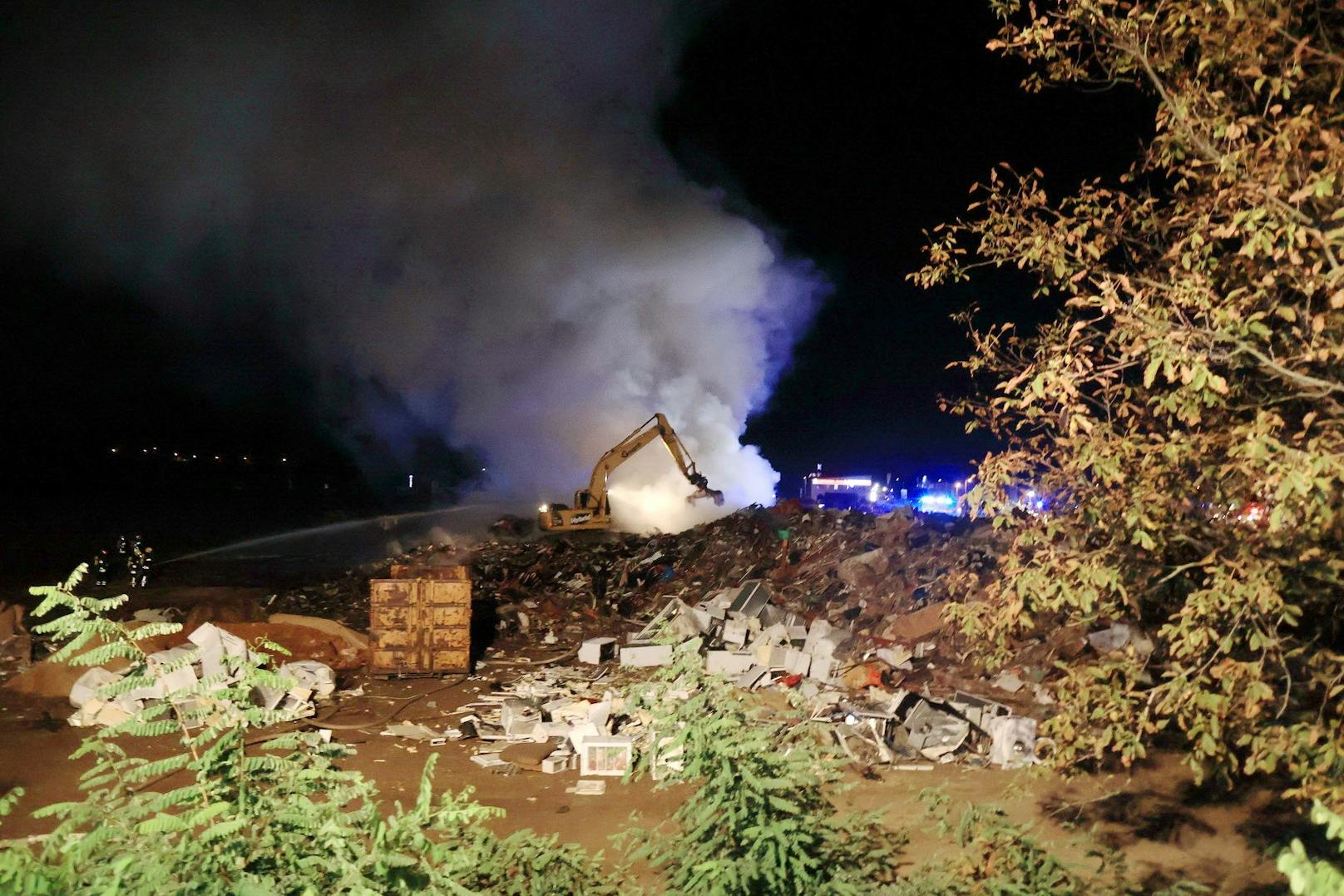 Hochwasser-Sperrmüll im Bezirk Tulln in Flammen