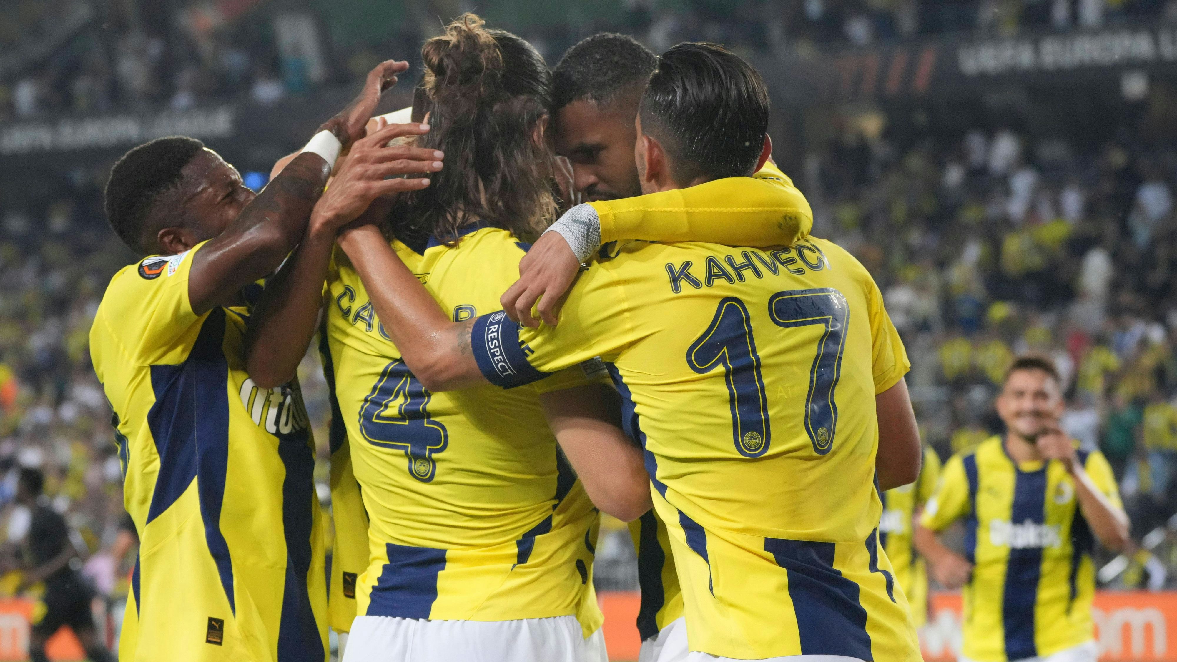 Fenerbahce mit Star-Coach Jose Mourinho gewinnt beim Europa-League-Auftakt. 