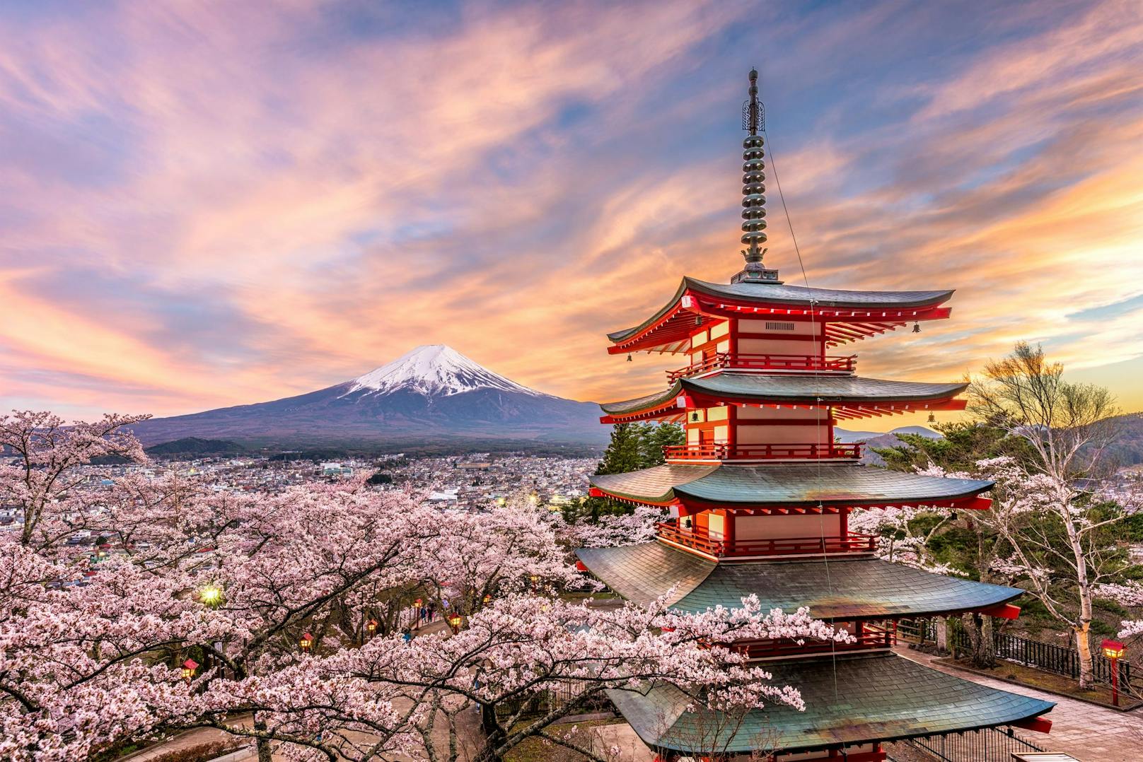 Wer sich die <strong>Osterfeiertage</strong> zur Verlängerung des eigenen Urlaubs zu Nutze macht, kann 17 Tage reisen. Da bietet sich eine Fernreise nach Japan, einem der aktuell beliebtesten Fernreiseziele, gerade zu an. Der Frühling gilt als die beste Reisezeit, unter anderem auch, weil man so die japanische Kirschblüte, genannt Sakura, einmal mit eigenen Augen sehen kann.