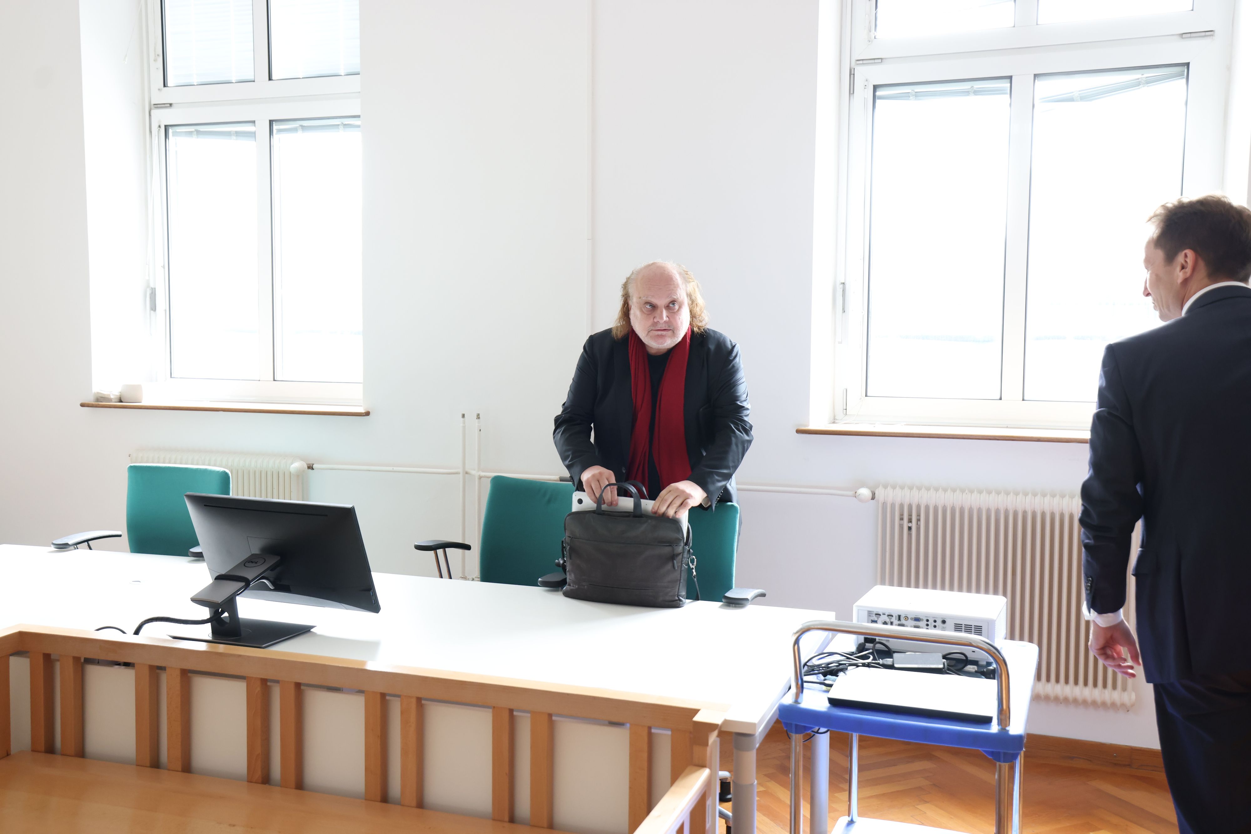 Der Fall des Theater-Regisseurs Paulus Manker geht munter weiter. Jetzt werden die Alma-Requisiten verscherbelt.