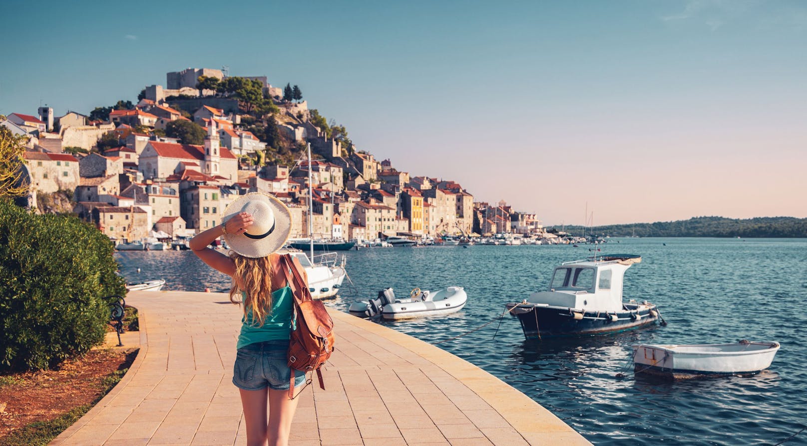 Über die <strong>Pfingstfeiertage</strong> eignet sich die kroatische Adriaküste. Hier kann noch kostengünstig eine Auszeit am Meer genossen werden. Wer sich beeilt, bekommt auch noch Ferienhäuser mit einem eigenen Pool zu guten Konditionen. Die besten Villen und Ferienhäuser sind allerdings bereits im Frühjahr vergeben, man sollte mit der Buchung deswegen nicht zu lange warten.