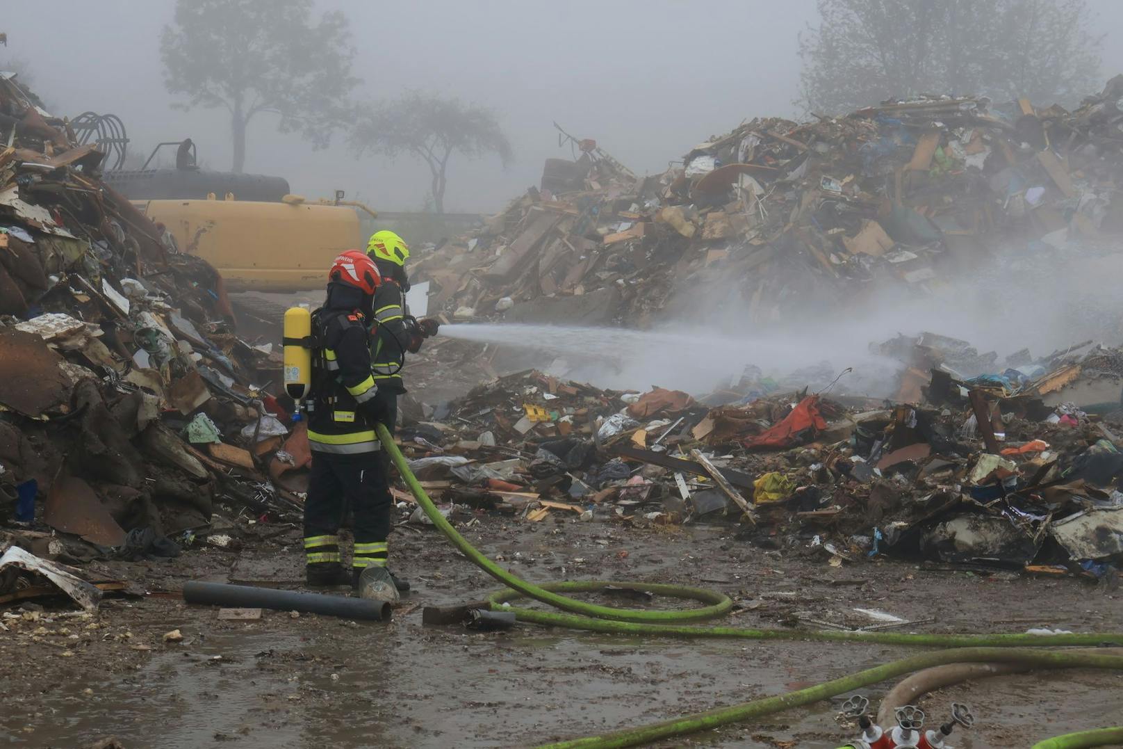 Hochwasser-Sperrmüll im Bezirk Tulln in Flammen