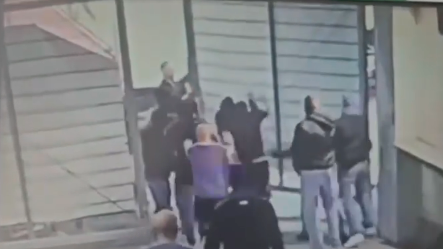 Hooligans der Austria nützten den Moment, drängten durch das Tor, ehe es von Polizei und Security wieder verschlossen werden konnte.