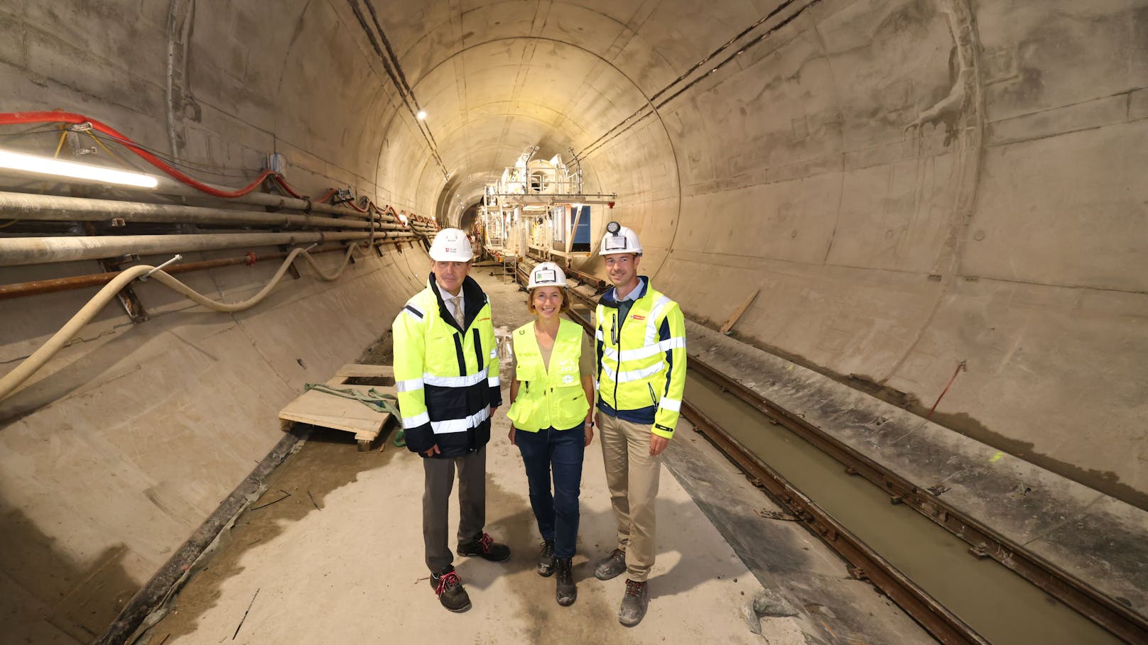 Gudrun Senk, Technische Geschäftsführerin der Wiener Linien, mit Öffi-Stadtrat Peter Hanke (SPÖ, l.) und Martin Dunst, Projektleiter Tunnelvortriebsmaschine U2-Ausbau, am Arbeitsplatz von "Debohra".