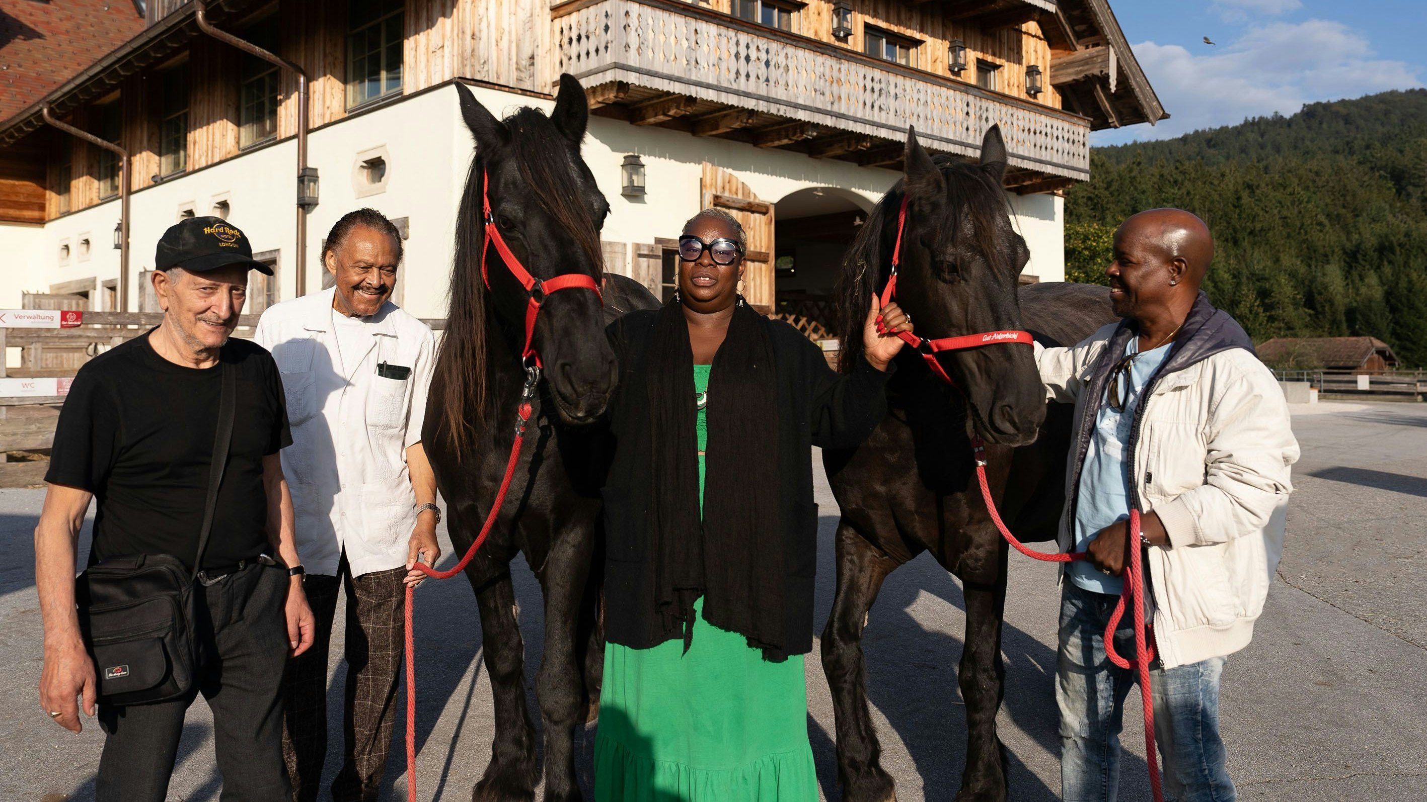 Heute.at - The Platters singen Only you für Kuh und Waschbär