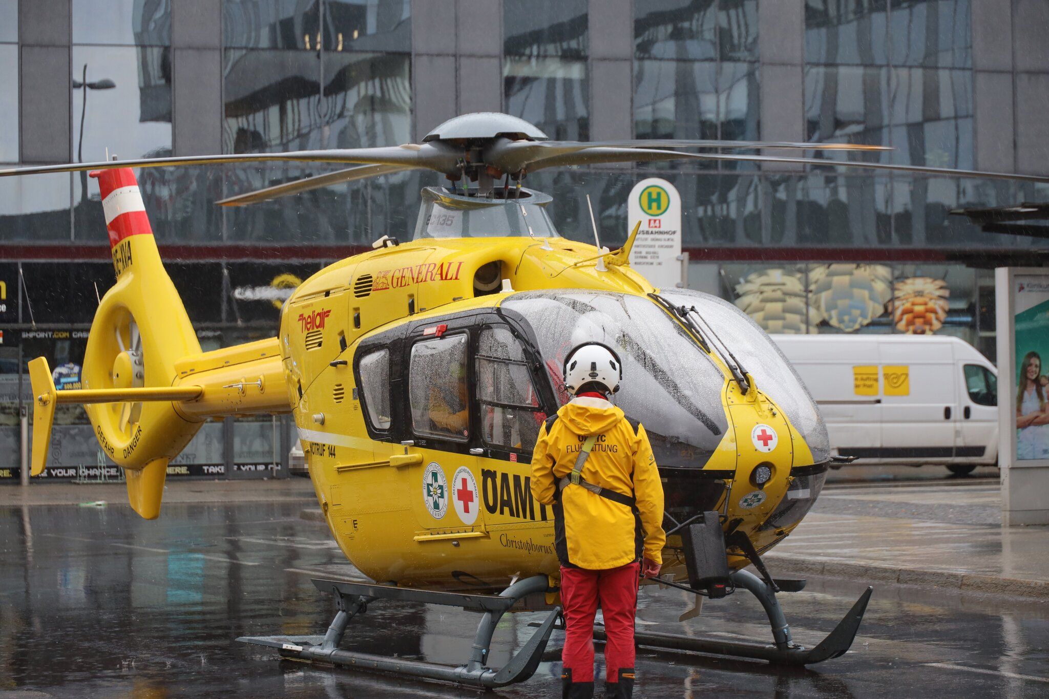 Der Bursch wurde nach dem Unfall vom Hubschrauber ins Klinikum Wels gebracht. Dort erlag er nun seinen schweren Verletzungen. (Symbolbild)