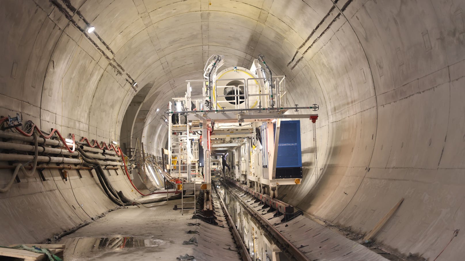 Die Tunnelvortriebsmaschine "Debohra" gräbt sich ab sofort vom Matzleinsdorfer Platz bis zum Augustinplatz durch den Wiener Untergrund. Sie ist 120 Meter lang, stolze 1.300 Tonnen schwer und besteht aus 27.000 Einzelteilen.