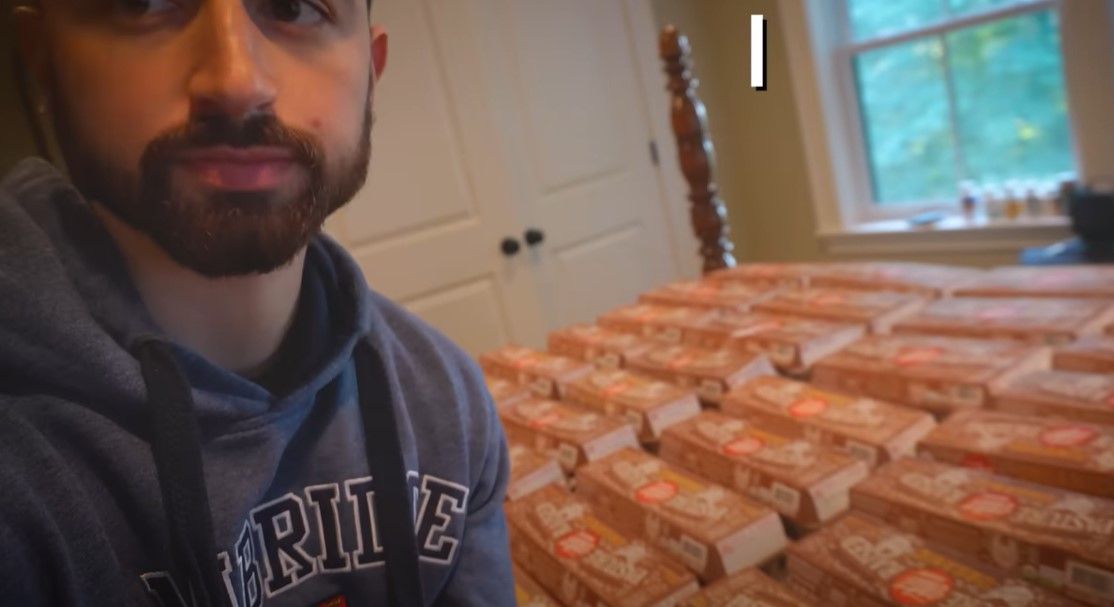 In seinem Youtube-Video zeigt Norwitz die mehr als 40 Eierkartons, die er während des Experiments gesammelt hatte.