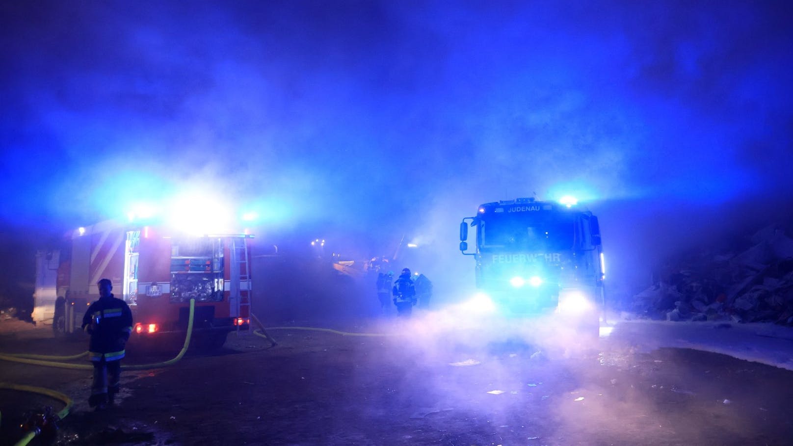 Hochwasser-Sperrmüll im Bezirk Tulln in Flammen