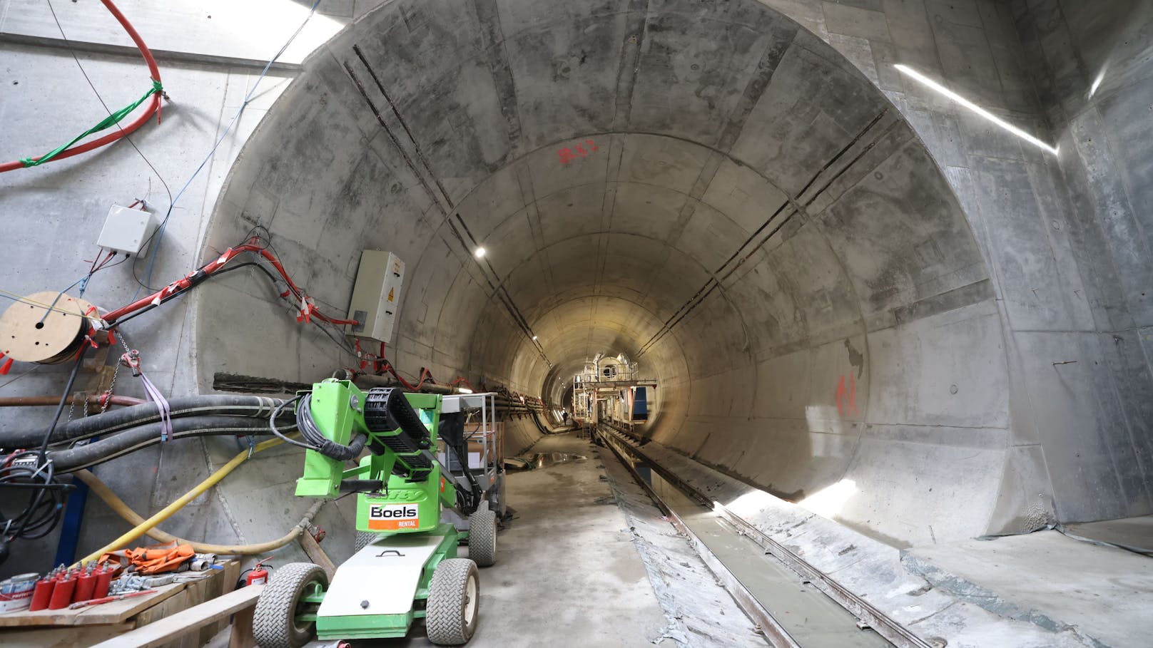 Die Tunnelvortriebsmaschine "Debohra" gräbt sich ab sofort vom Matzleinsdorfer Platz bis zum Augustinplatz durch den Wiener Untergrund. Sie ist 120 Meter lang, stolze 1.300 Tonnen schwer und besteht aus 27.000 Einzelteilen.