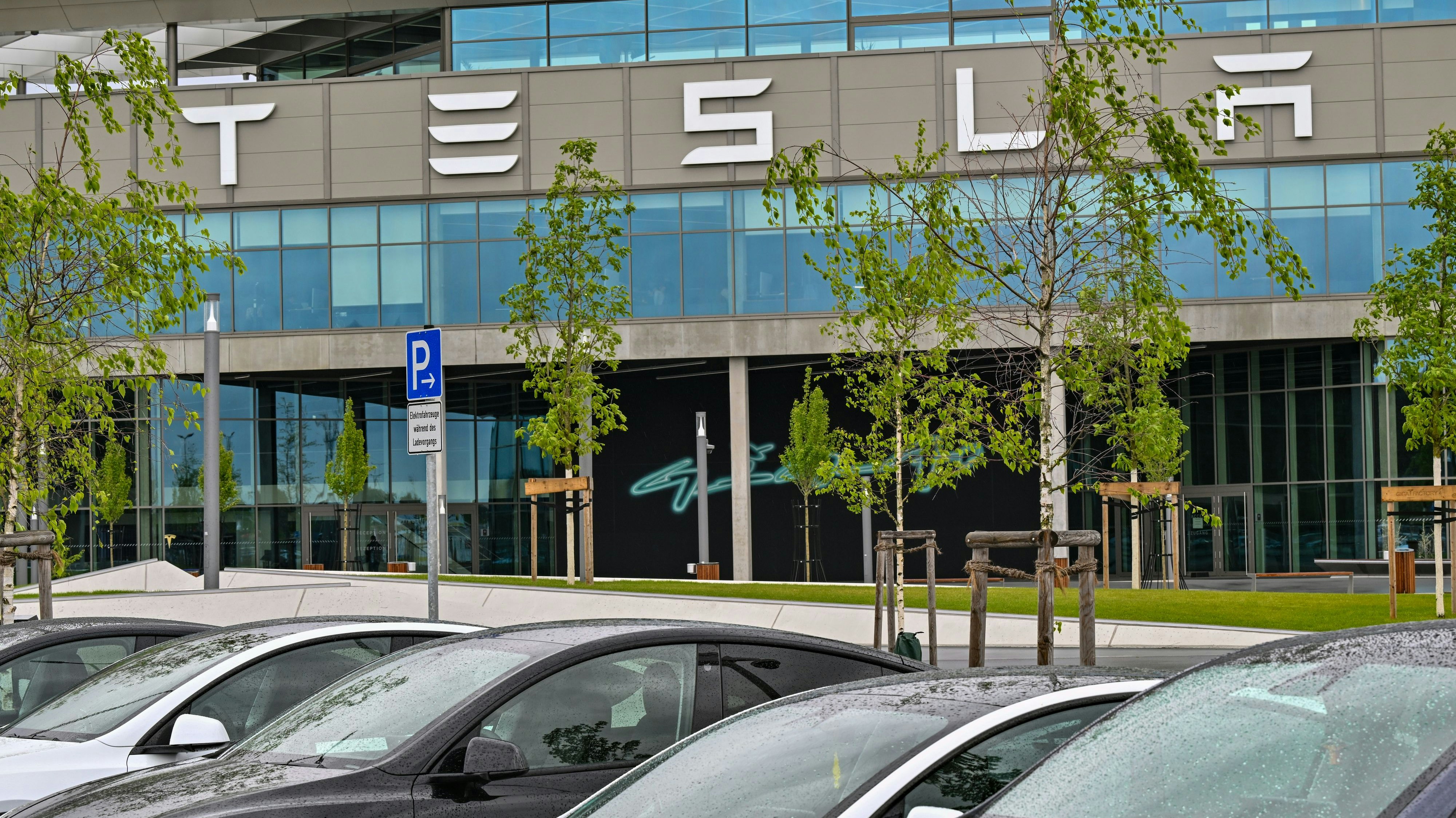 Die "Tesla Gigafactory Berlin-Brandenburg" etwa 30 Kilometer südöstlich der deutschen Hauptstadt. Auf 300 Hektar arbeiten hier an die 12.000 Mitarbeiter