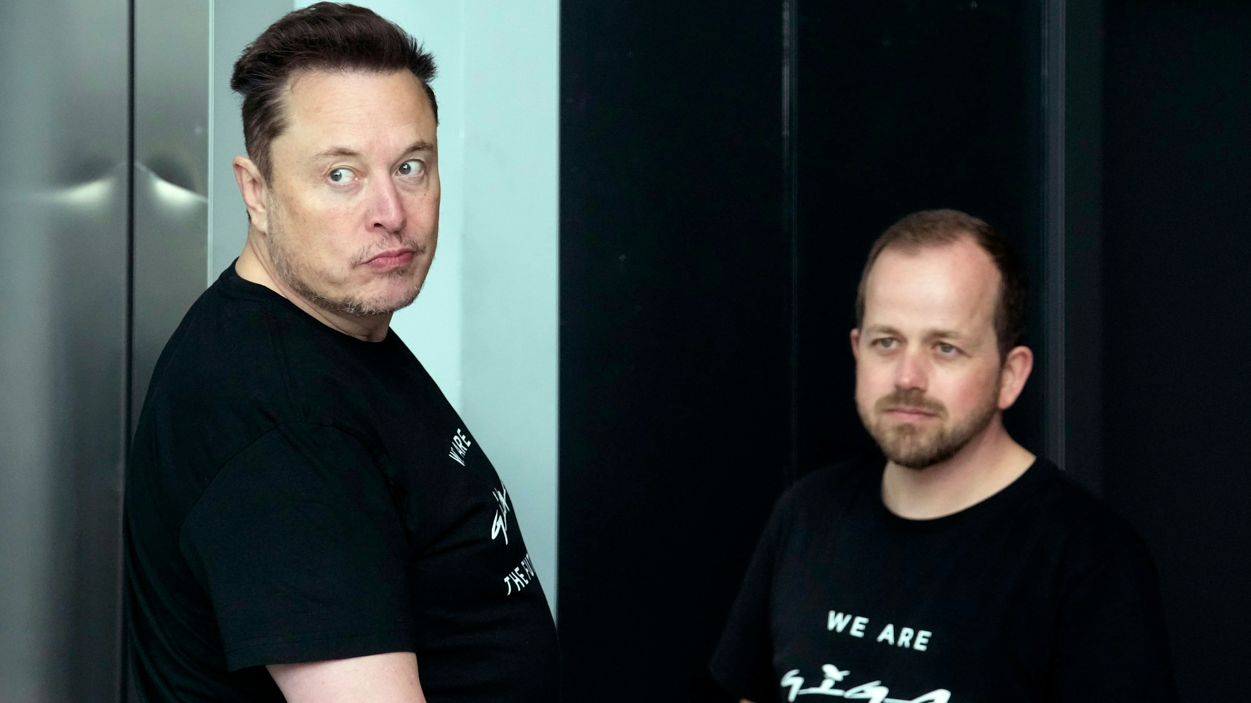 Tesla-Boss Elon Musk und André Thierig, Werksleiter der Gigafactory, bei einem Besuch Musks in Berlin im März 2024