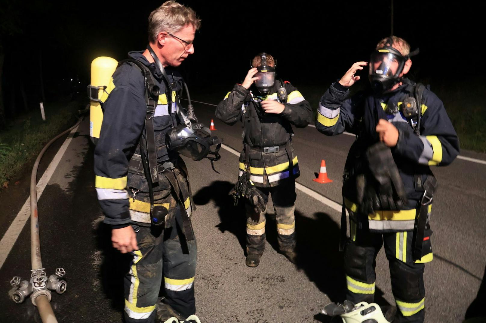 Hochwasser-Sperrmüll im Bezirk Tulln in Flammen