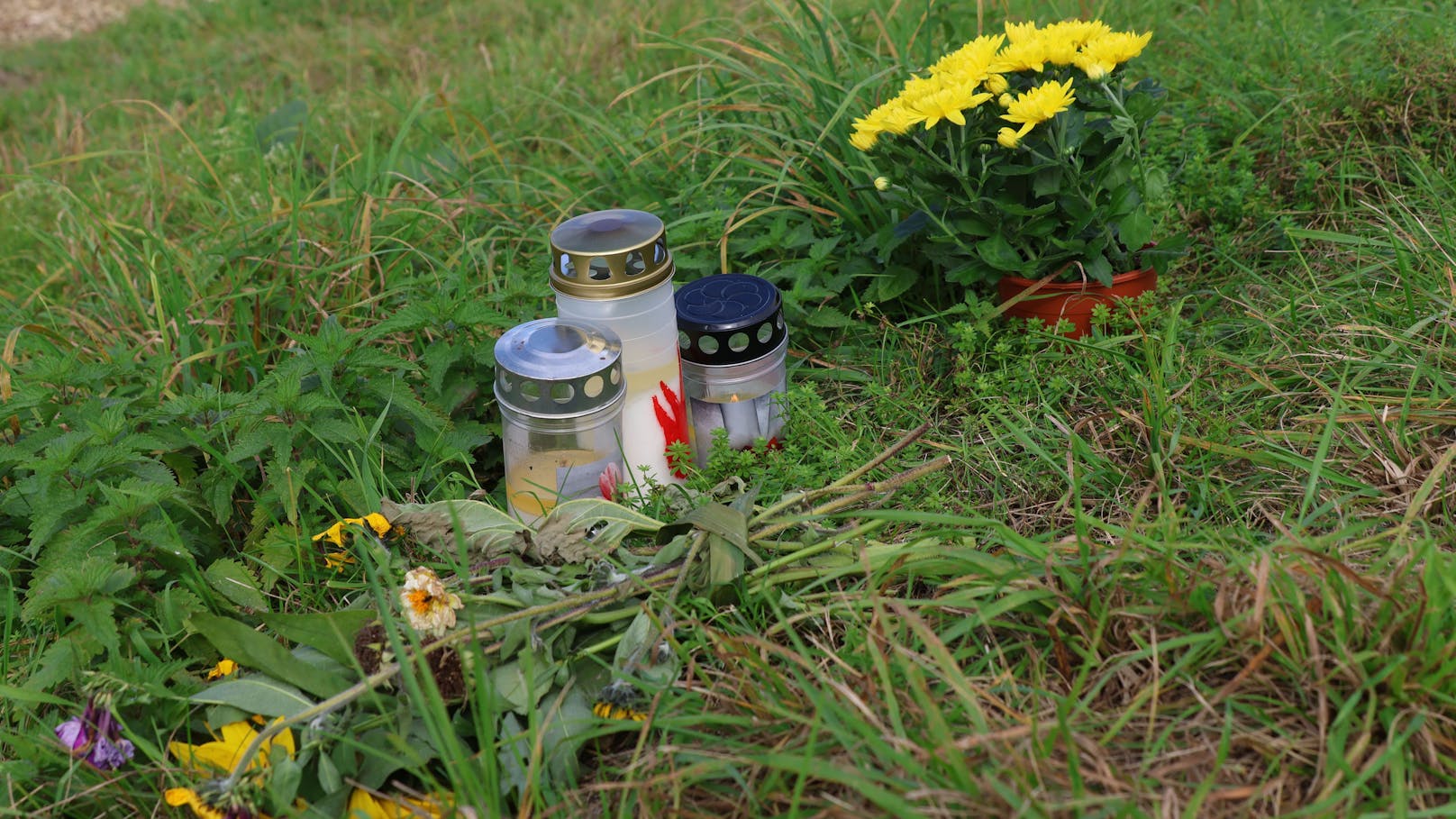 "Du wirst immer in unseren Herzen bleiben", ist auf einer Kerze zu lesen.