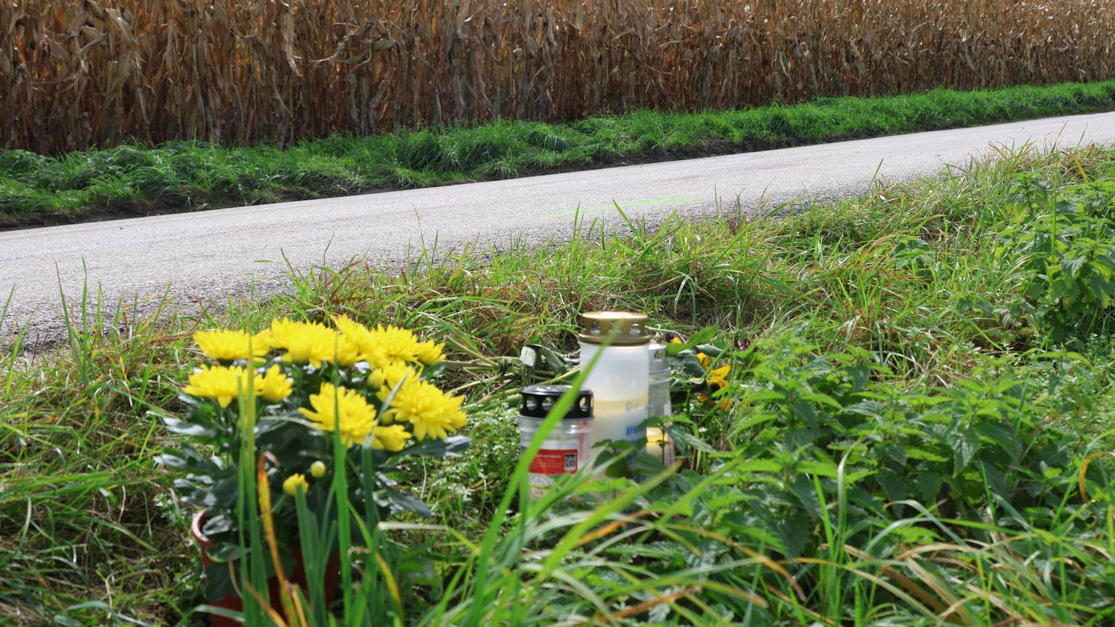 An der Unfallstelle wurden Blumen und Grabkerzen aufgestellt.