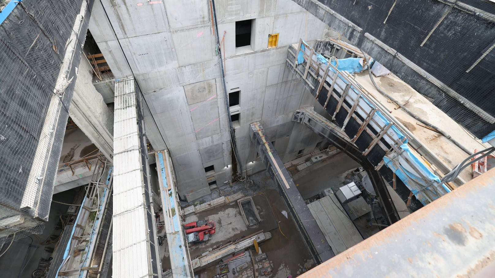 Am Matzleinsdorfer Platz in Wien-Favoriten wird 25 Meter unter der Oberfläche gebaut.