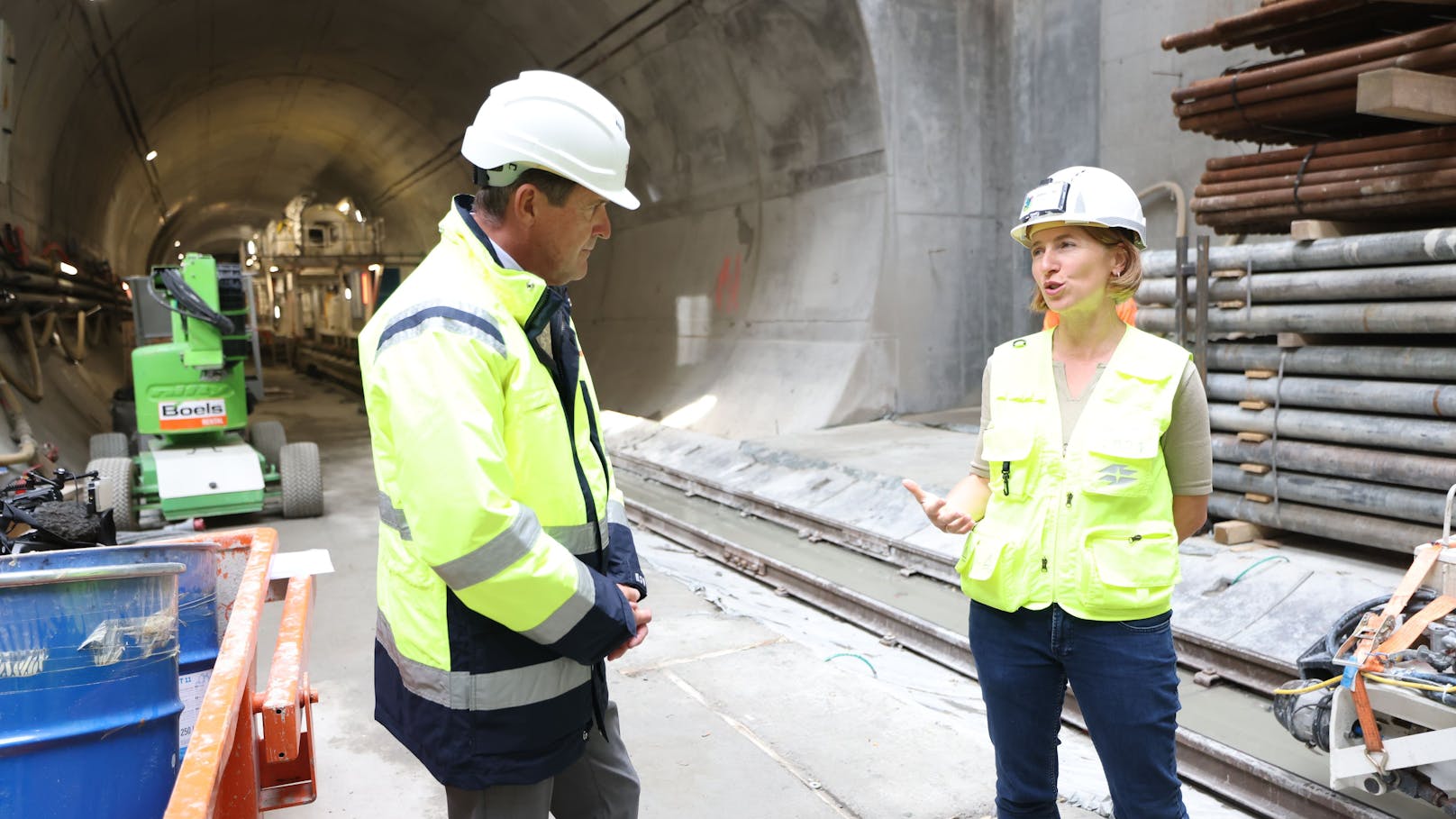 Gudrun Senk, Technische Geschäftsführerin der Wiener Linien, mit Öffi-Stadtrat Peter Hanke (SPÖ) vor dem U-Bahn-Tunnel in Richtung Reinprechtsdorfer Straße