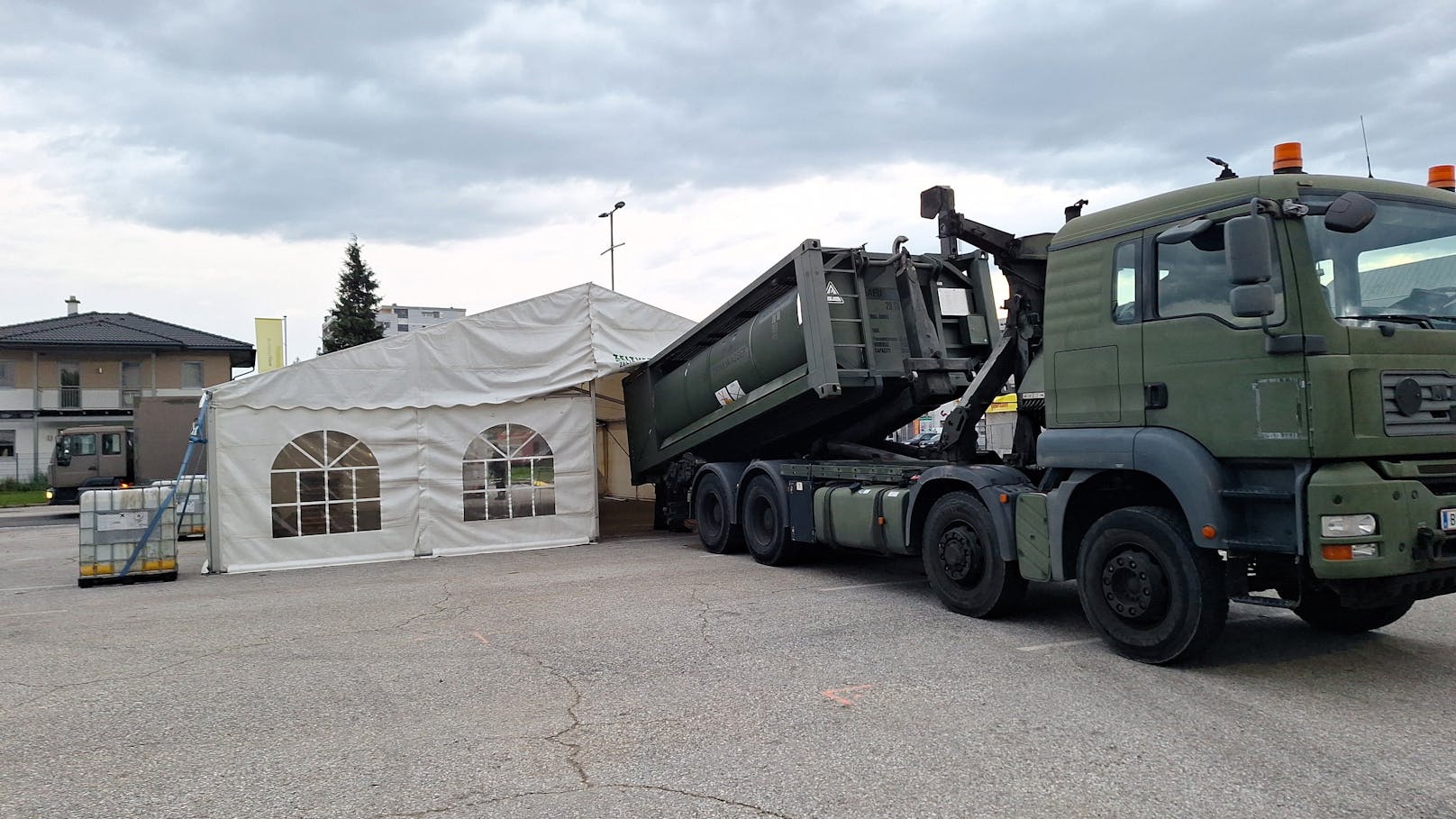 Heeres-Lkw bringt gigantischen Container mit Wasser.