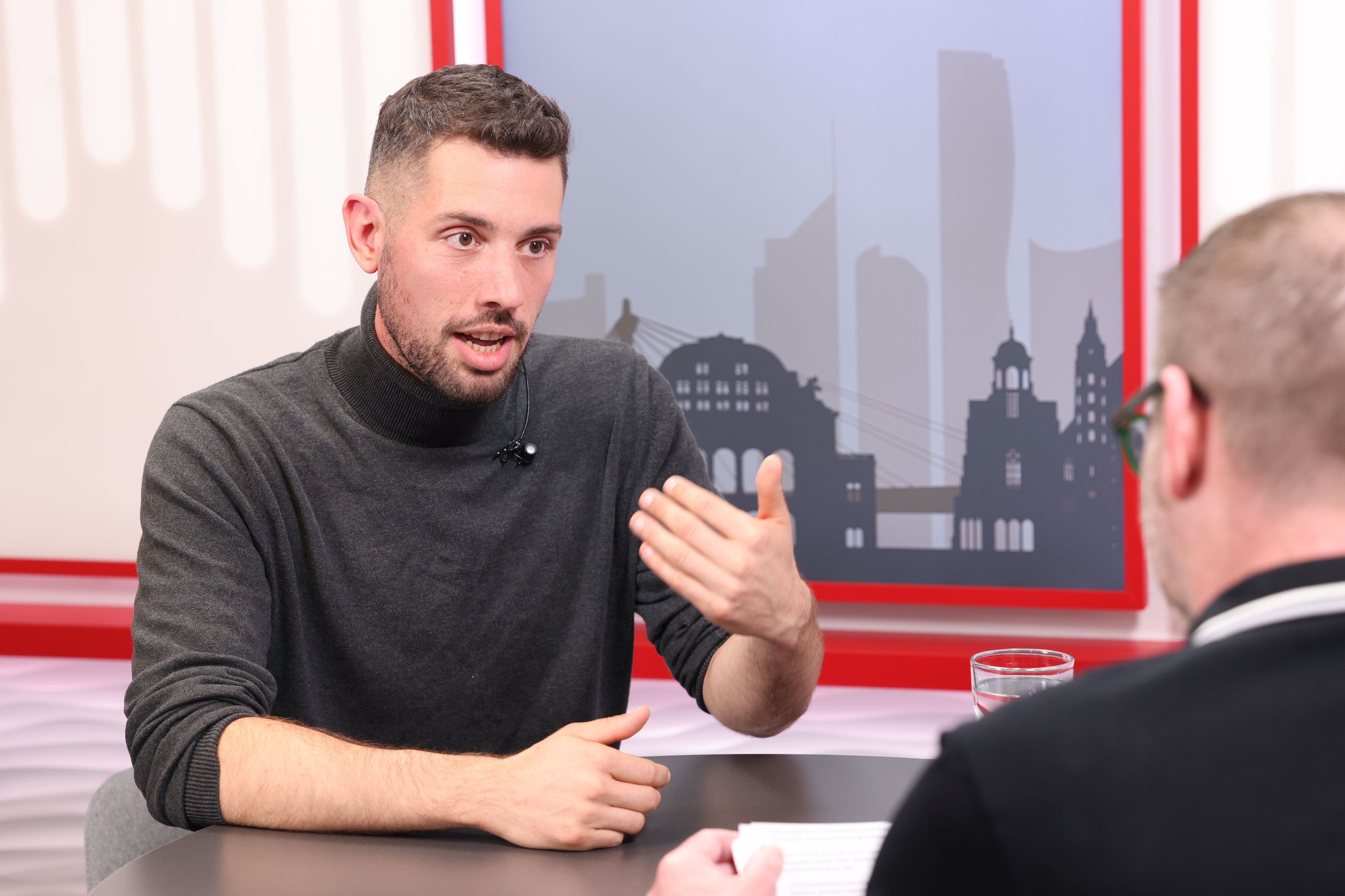 KPÖ-Spitzenkandidat Tobias Schweiger im Gespräch mit 