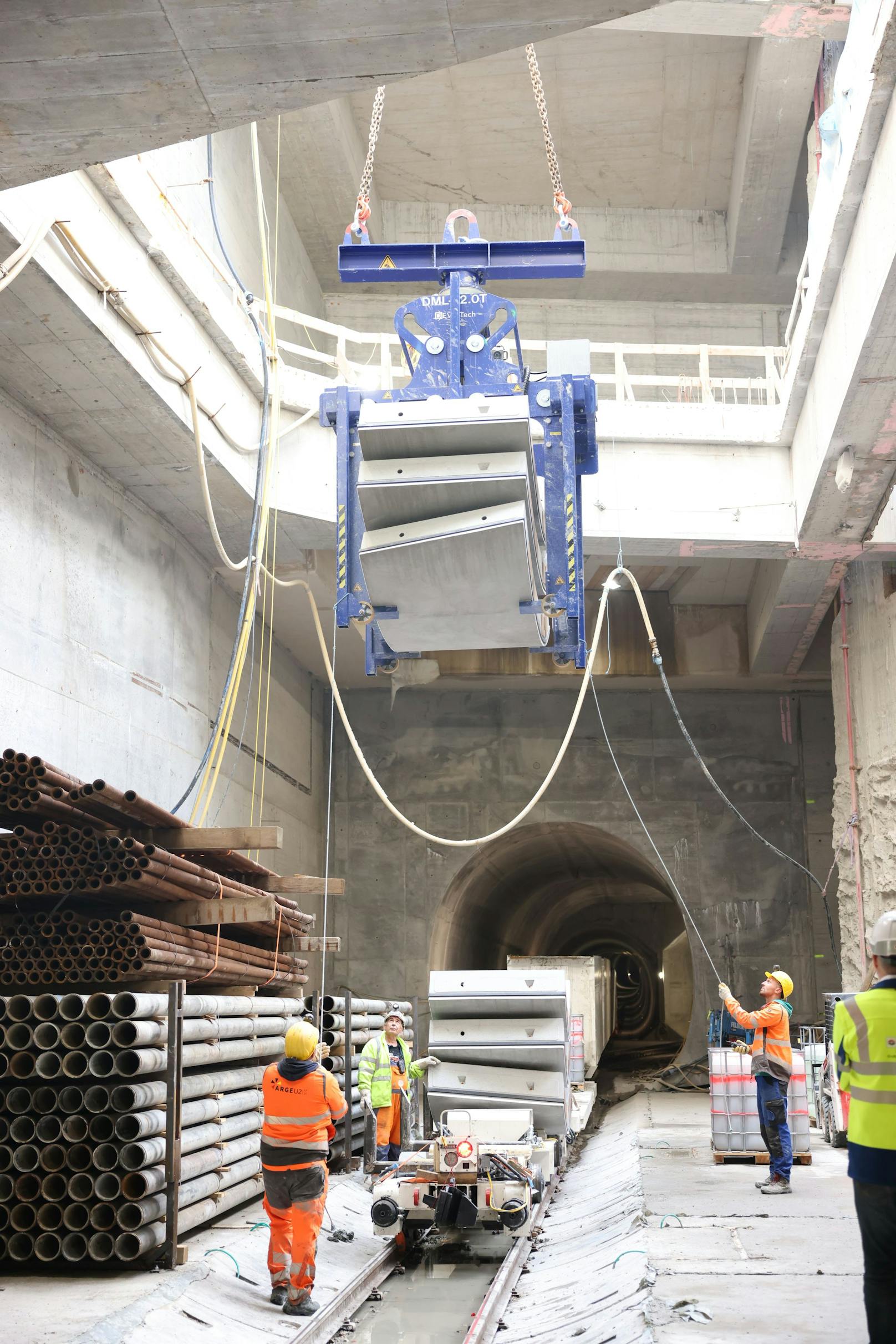 Hier werden die Verschalungen für die Tunnelwände eingehoben.