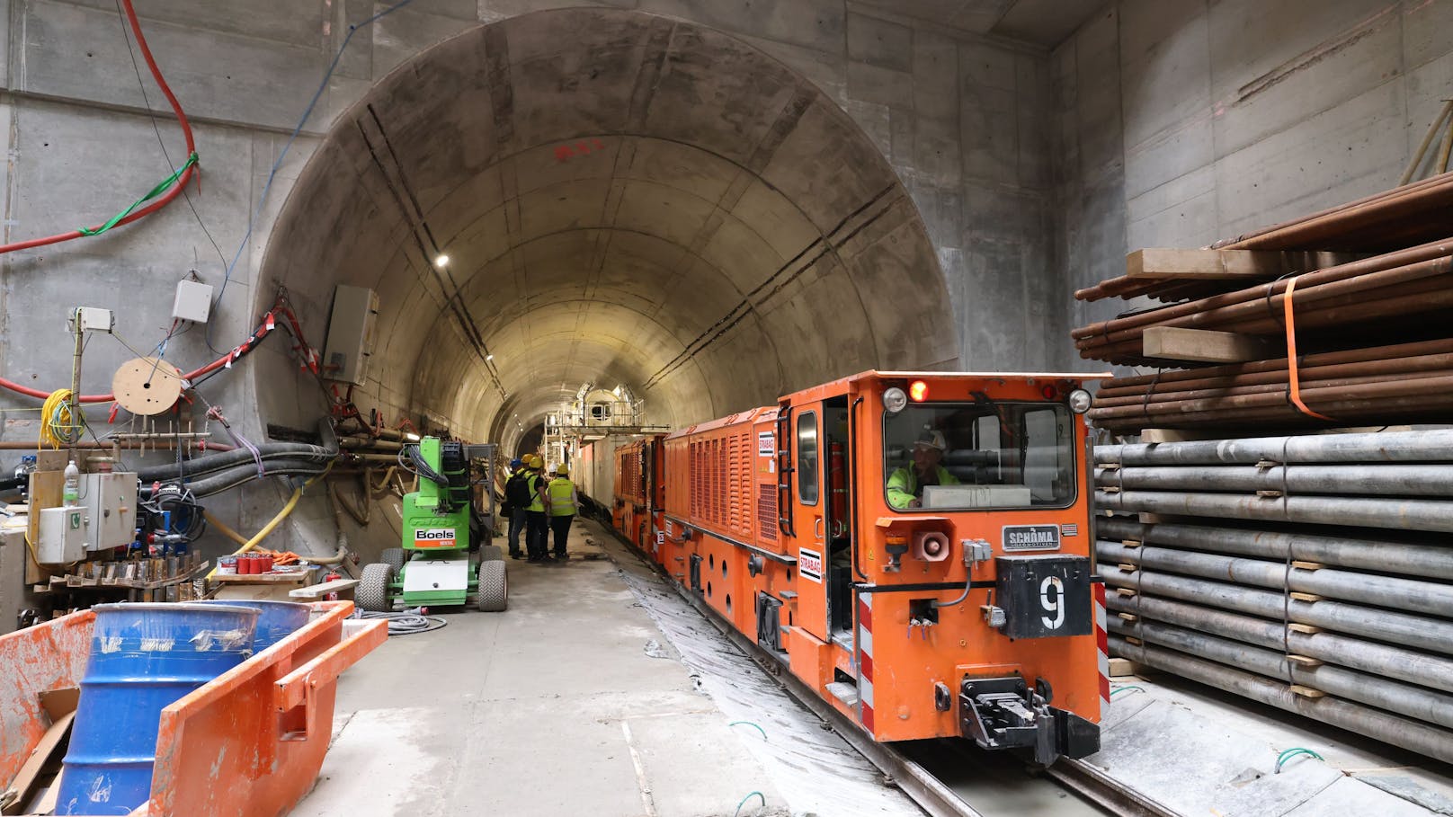 Mit diesen Zügen wird das abgetragene Erdreich zu einem Schacht gebracht, von wo es auf Lkw verladen wird.